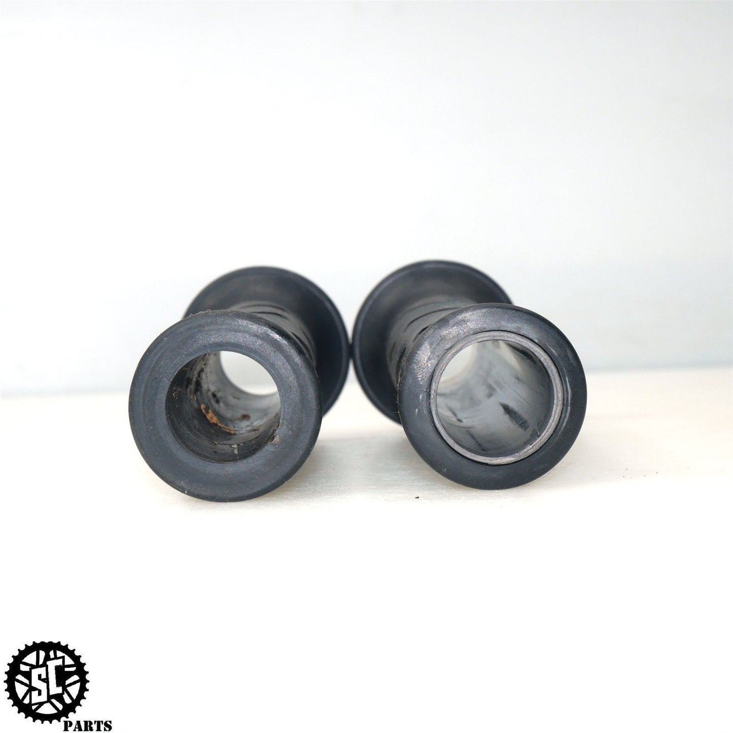 01 - 07 SUZUKI HAYABUSA HANDELBAR THROTTLE GRIPS TUBE S42 - SALVAGECYCLEPARTS