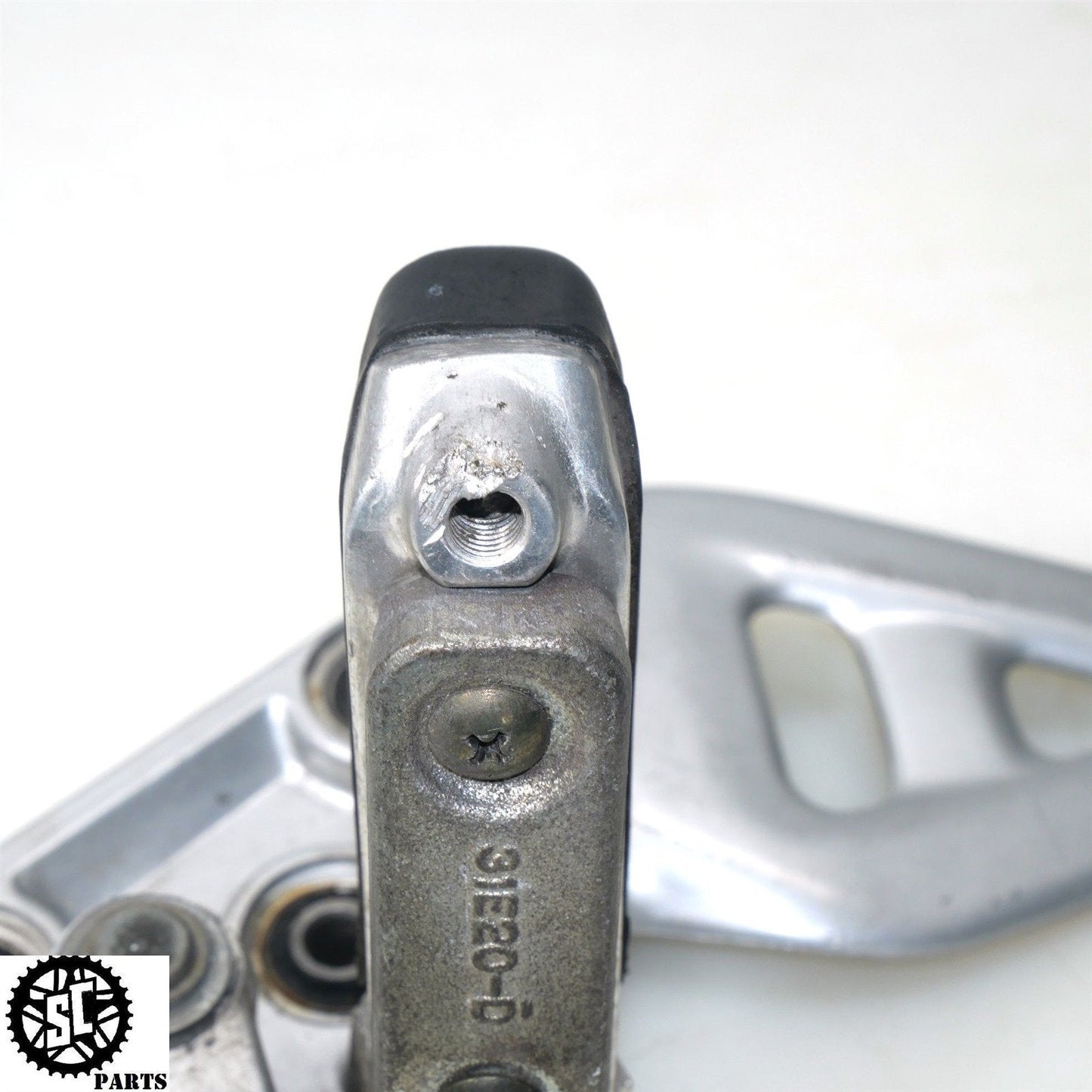 01 - 07 SUZUKI HAYABUSA LEFT REARSET FRONT PEG BRACKET PEDAL S31 - SALVAGECYCLEPARTS