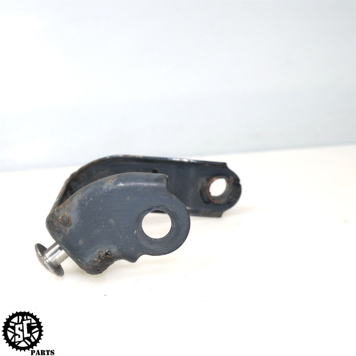 01 - 07 SUZUKI HAYABUSA LOWER FAIRING BUTTOM UNDER BELLY MOUNT BRACKET S31 - SALVAGECYCLEPARTS