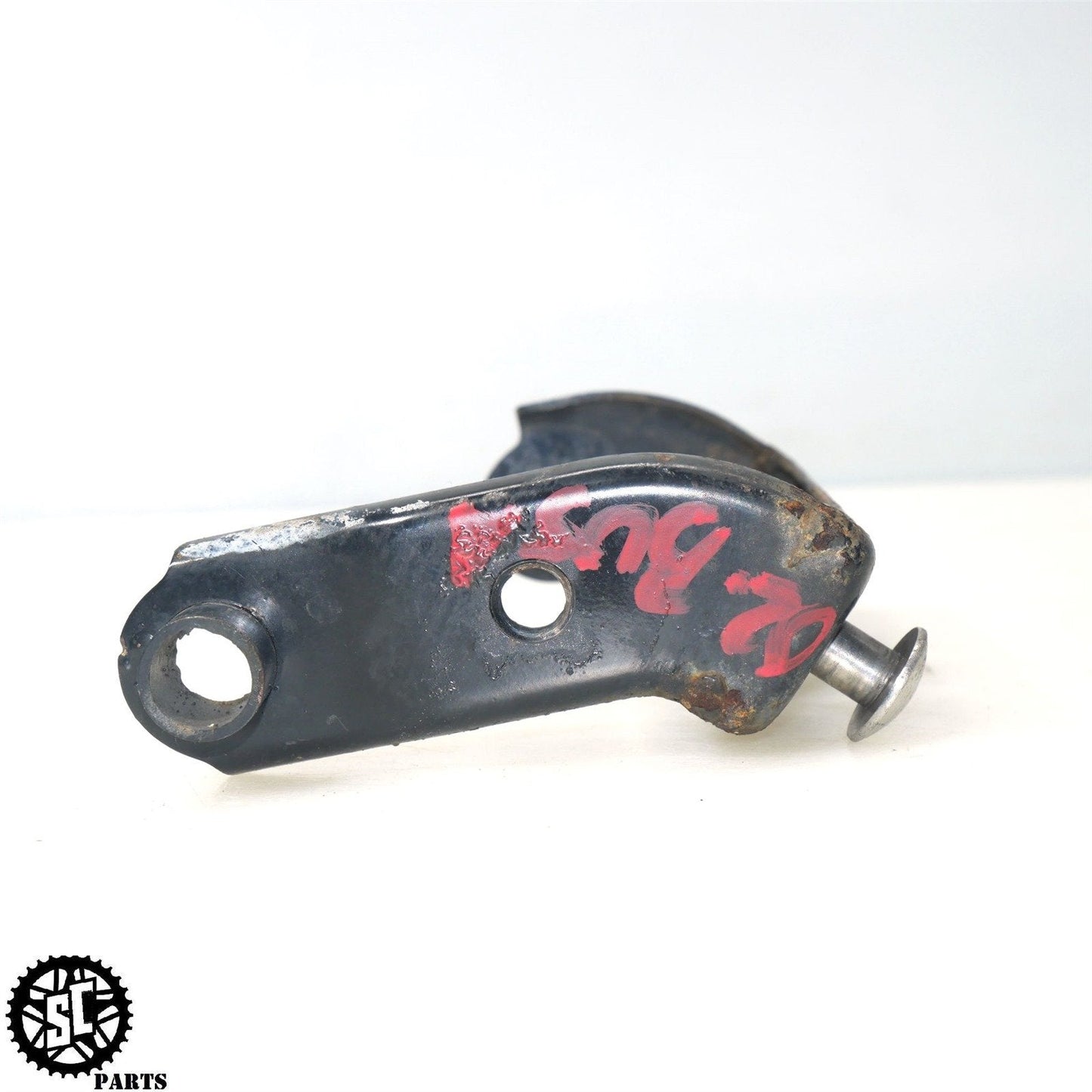 01 - 07 SUZUKI HAYABUSA LOWER FAIRING BUTTOM UNDER BELLY MOUNT BRACKET S31 - SALVAGECYCLEPARTS