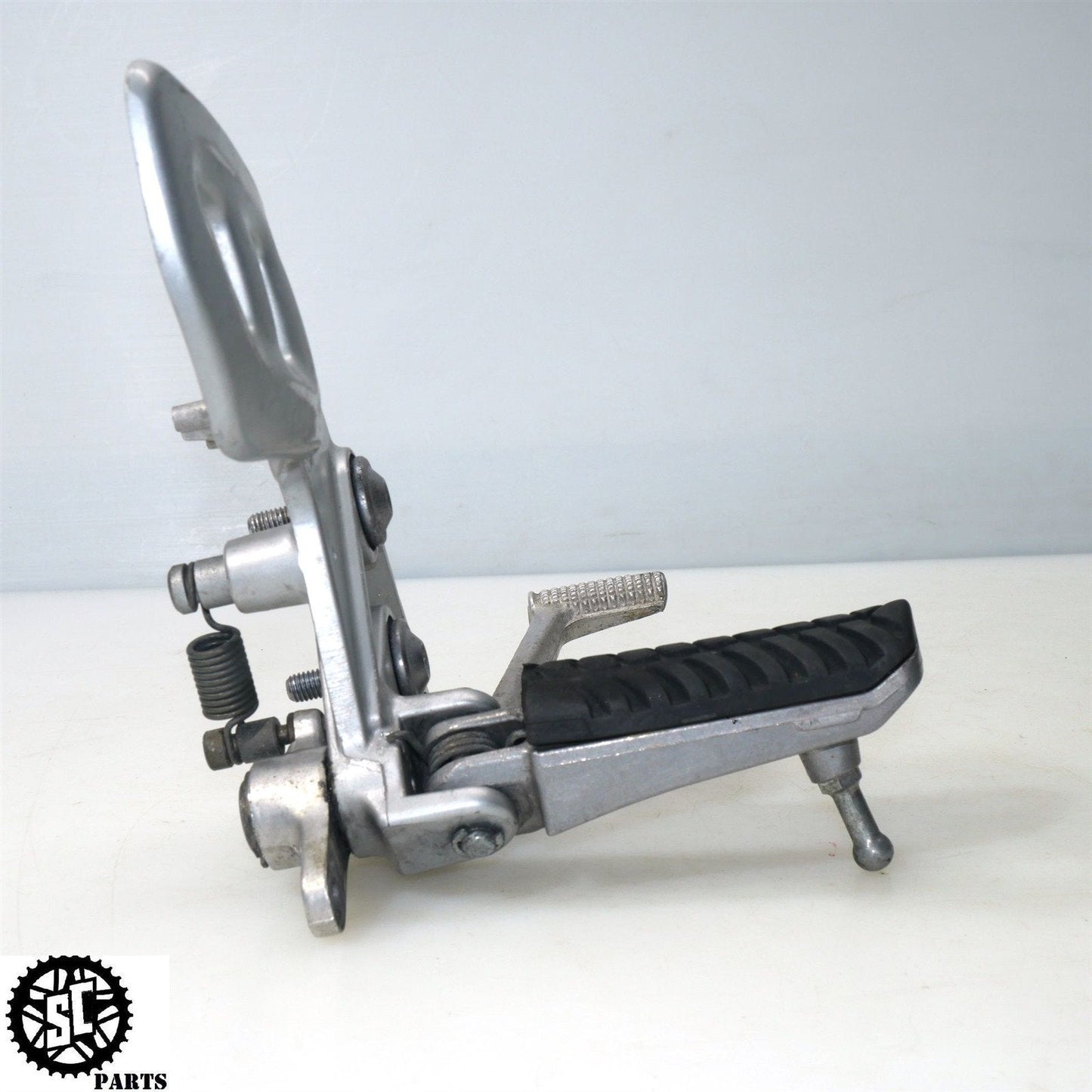 01 - 07 SUZUKI HAYABUSA RIGHT REARSET FRONT FOOT PEG PEDAL S31 - SALVAGECYCLEPARTS
