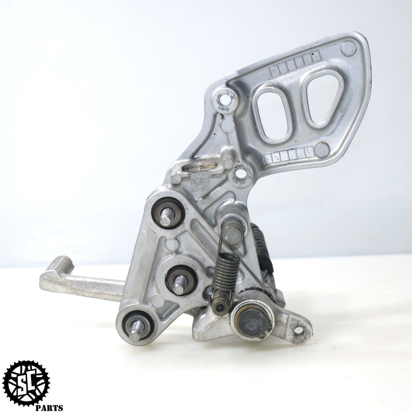 01 - 07 SUZUKI HAYABUSA RIGHT REARSET FRONT FOOT PEG PEDAL S31 - SALVAGECYCLEPARTS