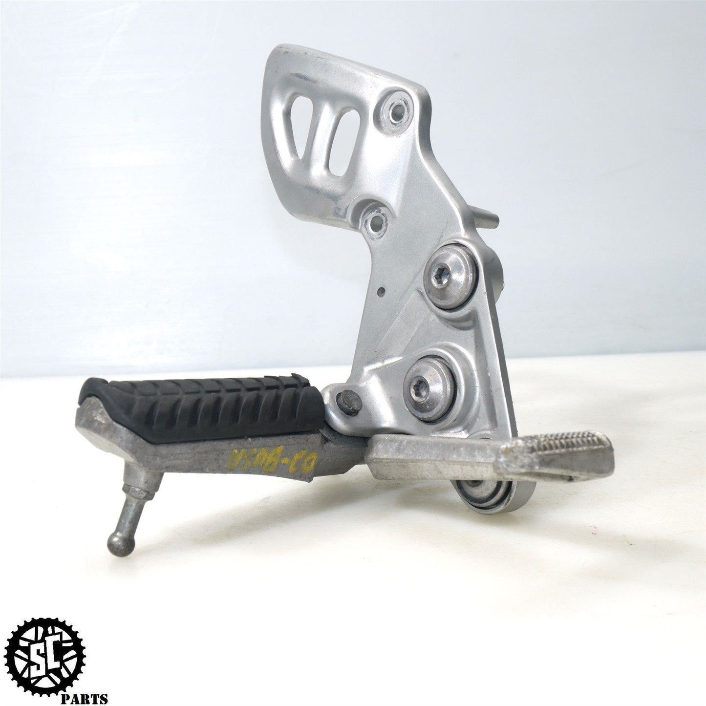 01 - 07 SUZUKI HAYABUSA RIGHT REARSET FRONT FOOT PEG PEDAL S31 - SALVAGECYCLEPARTS