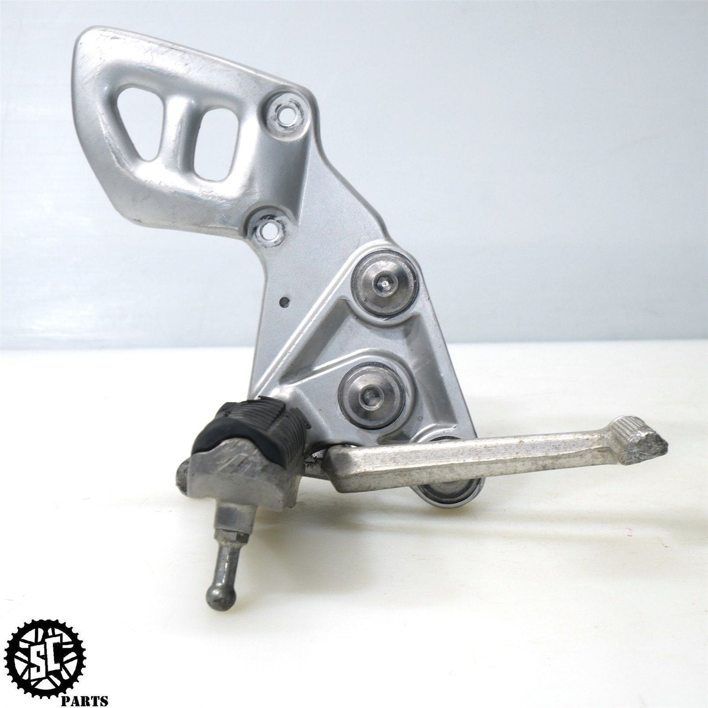 01 - 07 SUZUKI HAYABUSA RIGHT REARSET FRONT FOOT PEG PEDAL S31 - SALVAGECYCLEPARTS