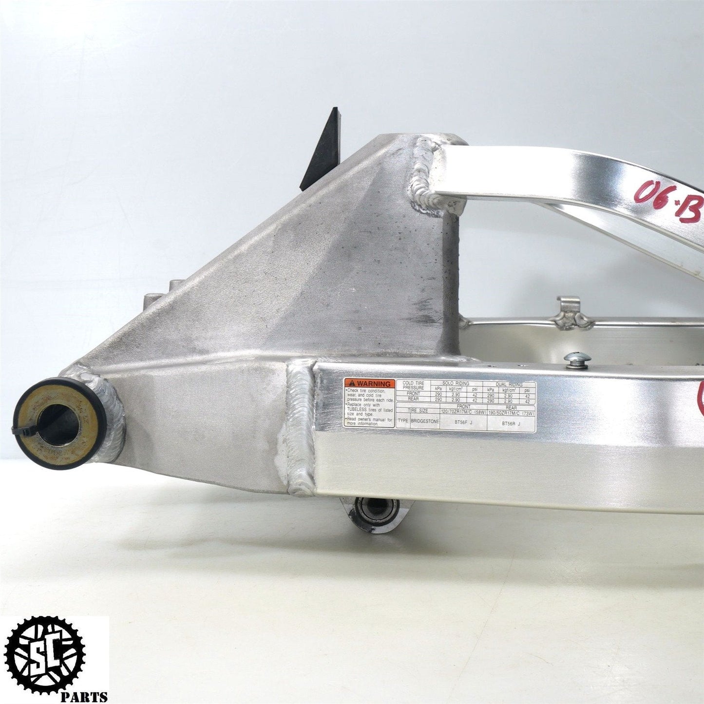 01 - 07 SUZUKI HAYABUSA SWINGARM S42 - SALVAGECYCLEPARTS