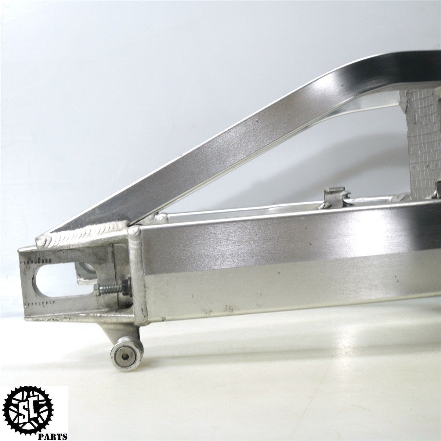 01 - 07 SUZUKI HAYABUSA SWINGARM S42 - SALVAGECYCLEPARTS
