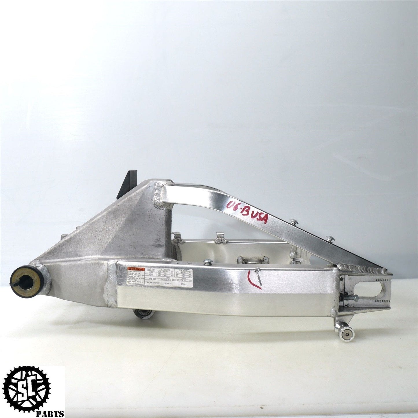 01 - 07 SUZUKI HAYABUSA SWINGARM S42 - SALVAGECYCLEPARTS
