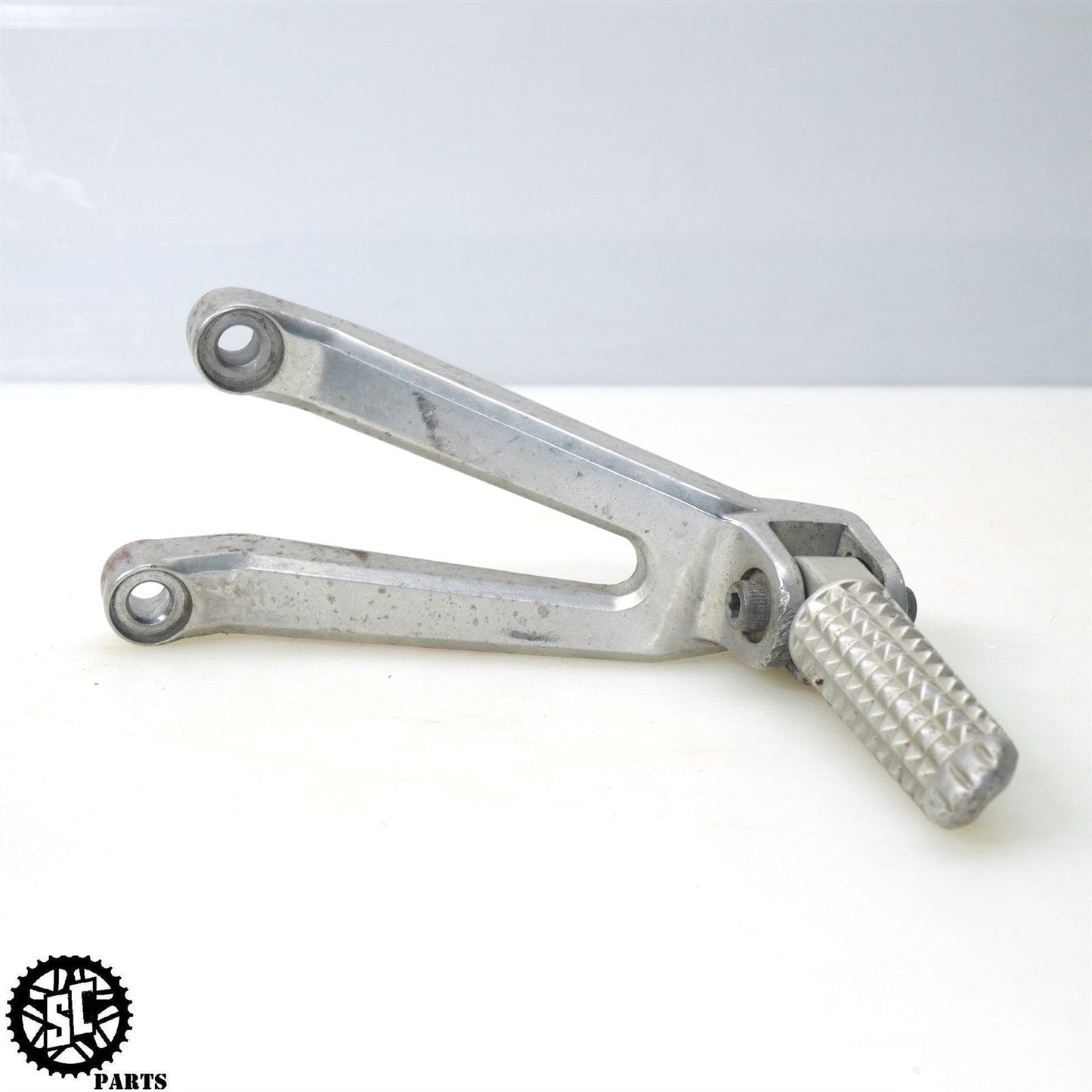 02 03 2003 YAMAHA YZF R1 REAR PASSENGER FOOT PEG Y40 - SALVAGECYCLEPARTS