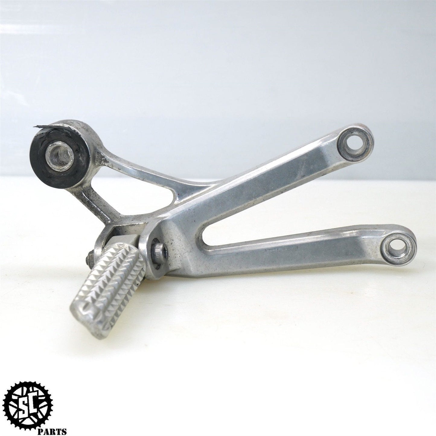 02 03 2003 YAMAHA YZF R1 REAR PASSENGER FOOT PEG Y40 - SALVAGECYCLEPARTS