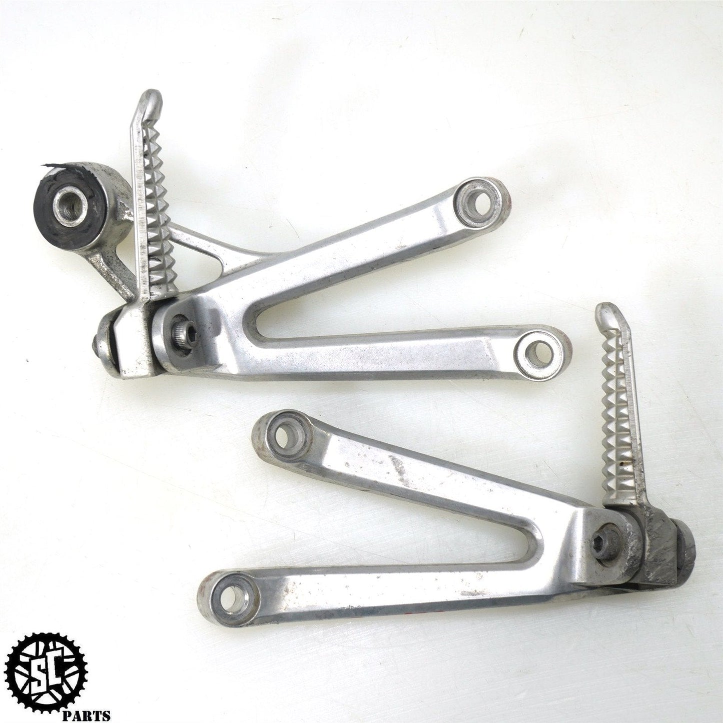02 03 2003 YAMAHA YZF R1 REAR PASSENGER FOOT PEG Y40 - SALVAGECYCLEPARTS