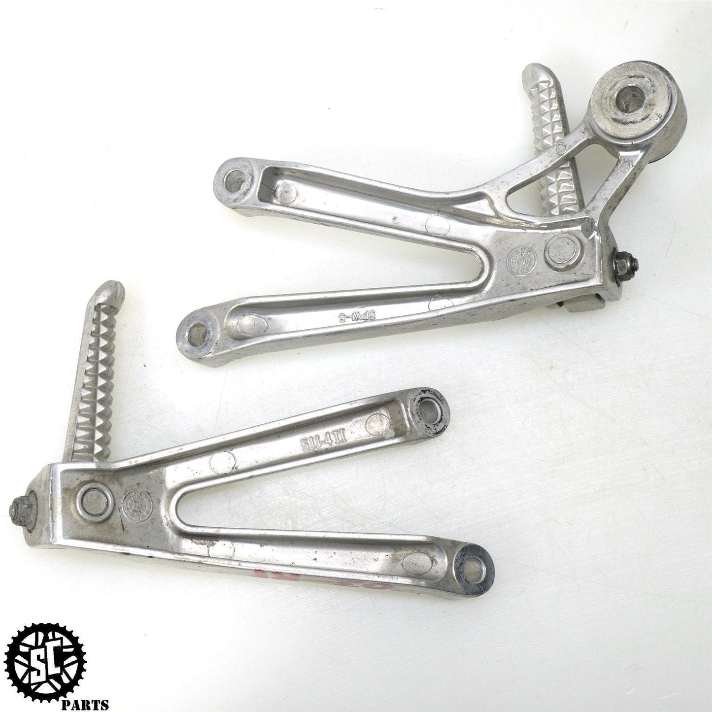 02 03 2003 YAMAHA YZF R1 REAR PASSENGER FOOT PEG Y40 - SALVAGECYCLEPARTS