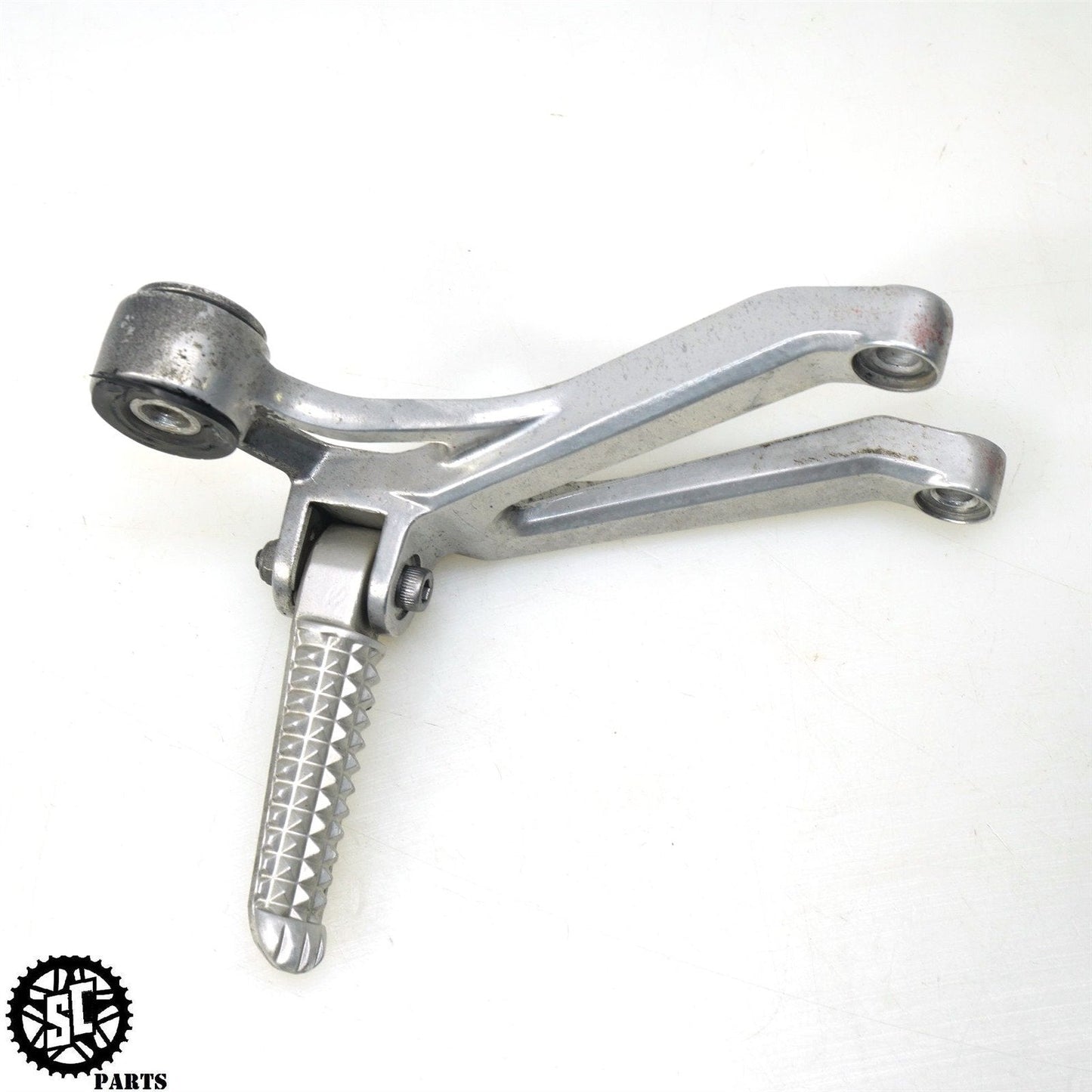 02 03 2003 YAMAHA YZF R1 REAR PASSENGER FOOT PEG Y40 - SALVAGECYCLEPARTS
