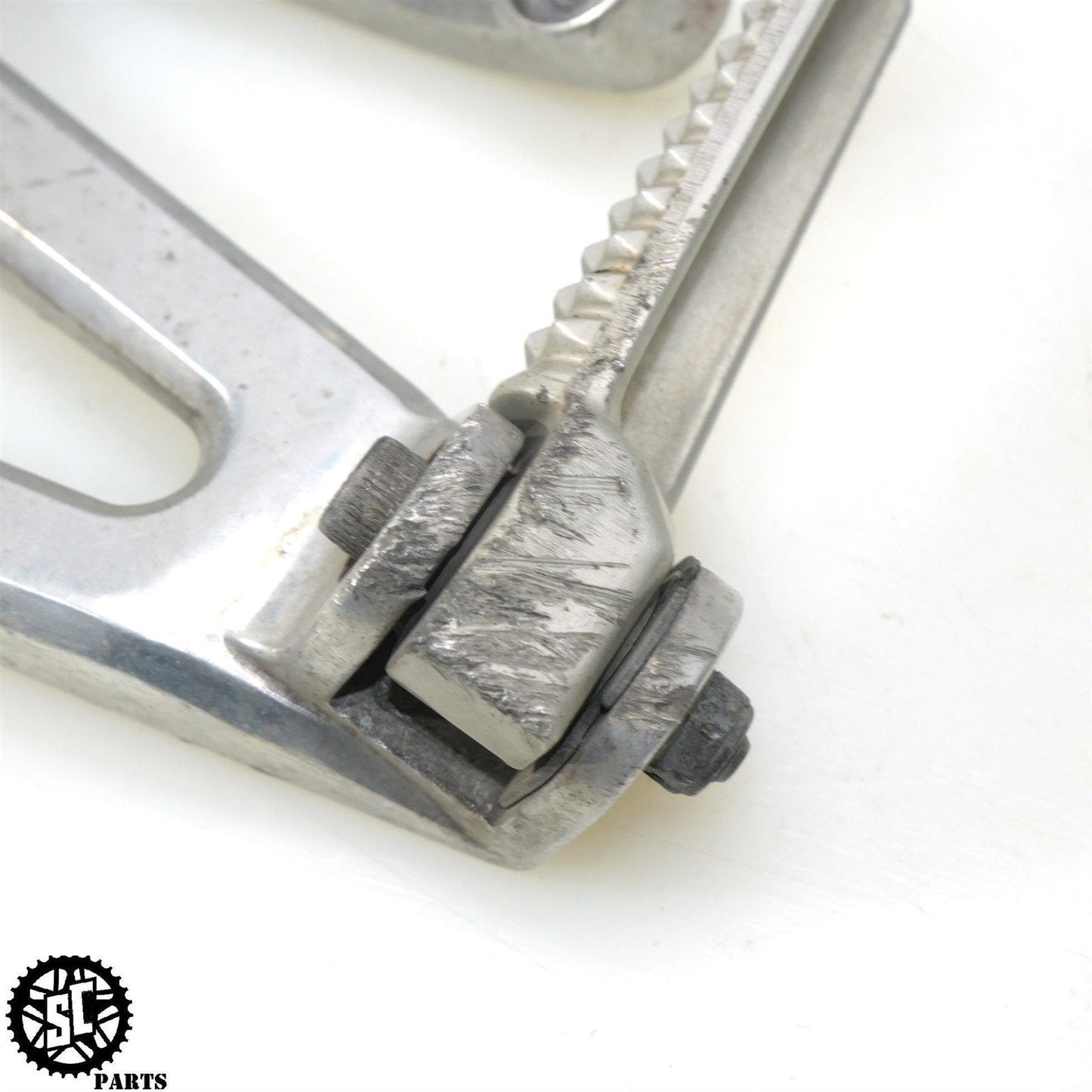 02 03 2003 YAMAHA YZF R1 REAR PASSENGER FOOT PEG Y40 - SALVAGECYCLEPARTS