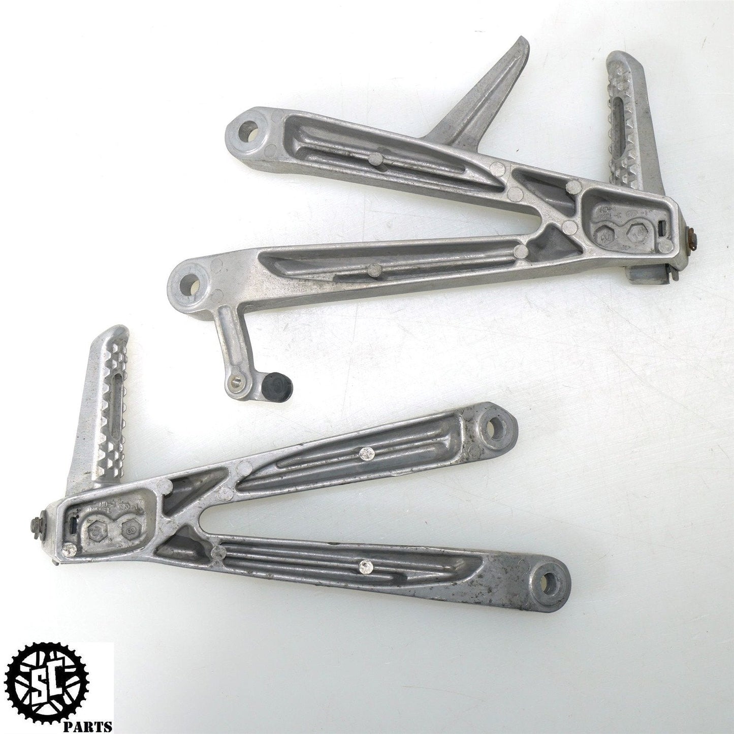 04 - 05 2005 HONDA CBR1000RR PASSENGER REAR FOOT PEG LEFT RIGHT H19 - SALVAGECYCLEPARTS