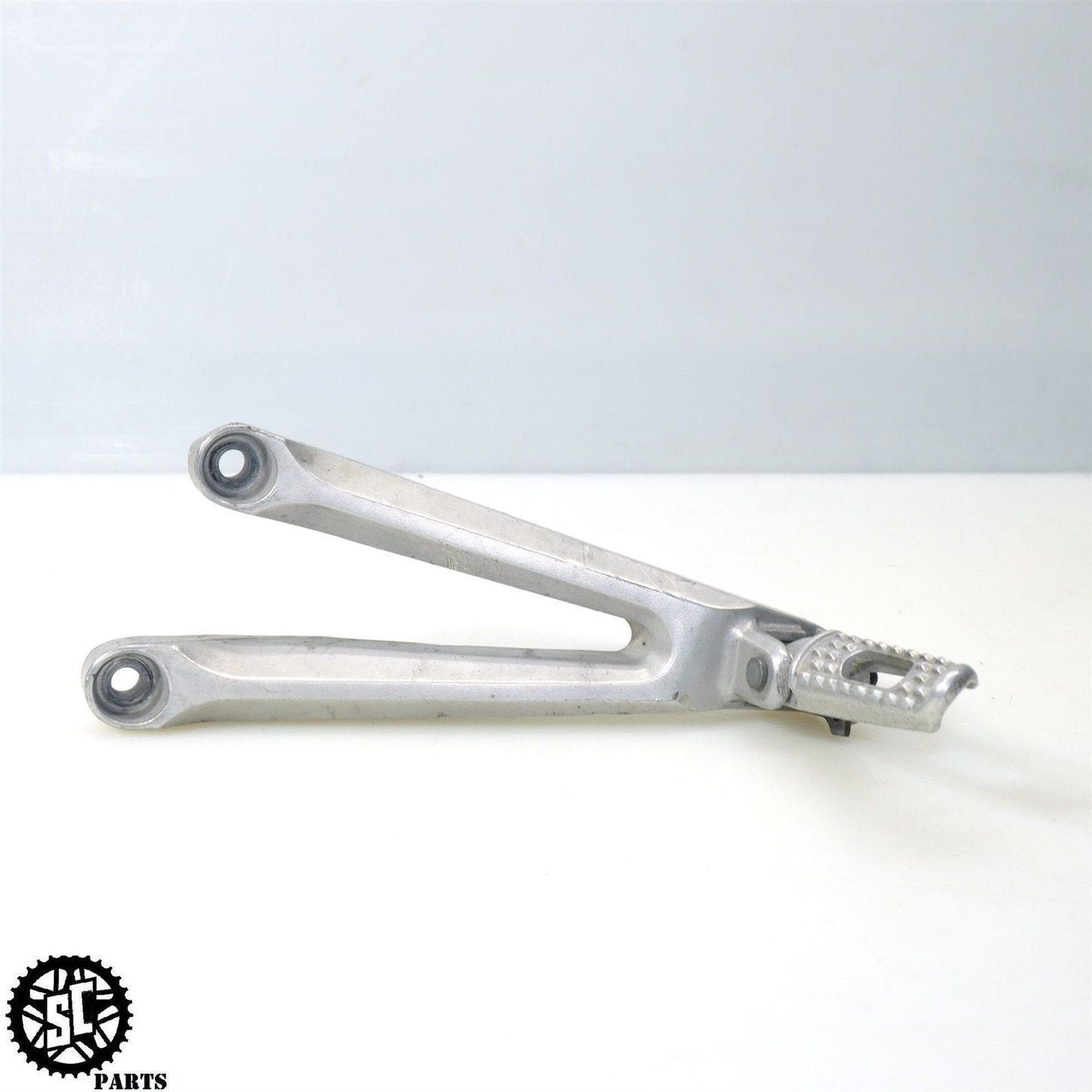 04 - 05 2005 HONDA CBR1000RR PASSENGER REAR FOOT PEG LEFT RIGHT H19 - SALVAGECYCLEPARTS