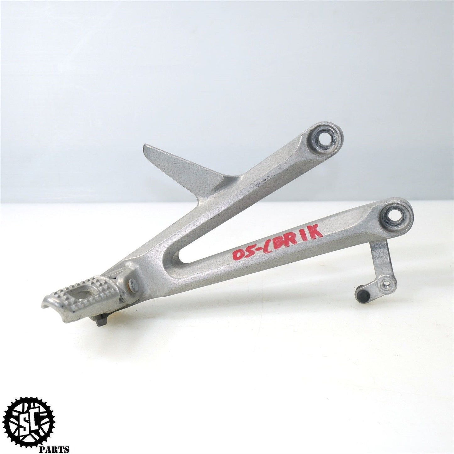 04 - 05 2005 HONDA CBR1000RR PASSENGER REAR FOOT PEG LEFT RIGHT H19 - SALVAGECYCLEPARTS