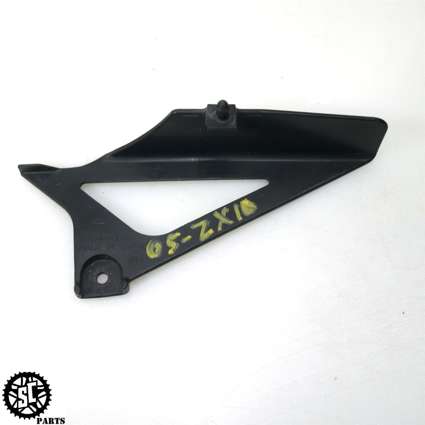 04 - 05 KAWASAKI NINJA ZX10R CHAIN GUARD COVER K68 - SALVAGECYCLEPARTS