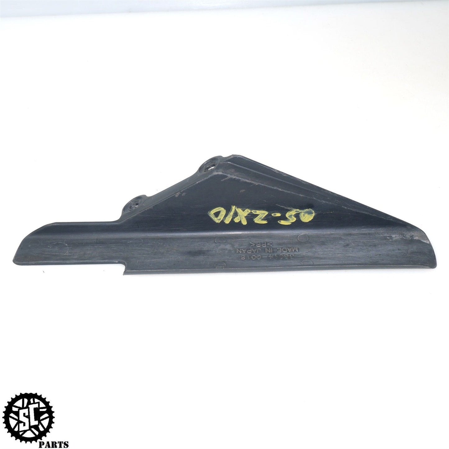 04 - 05 KAWASAKI NINJA ZX10R CHAIN GUARD COVER UPPER 36014 - 0018 K68 - SALVAGECYCLEPARTS