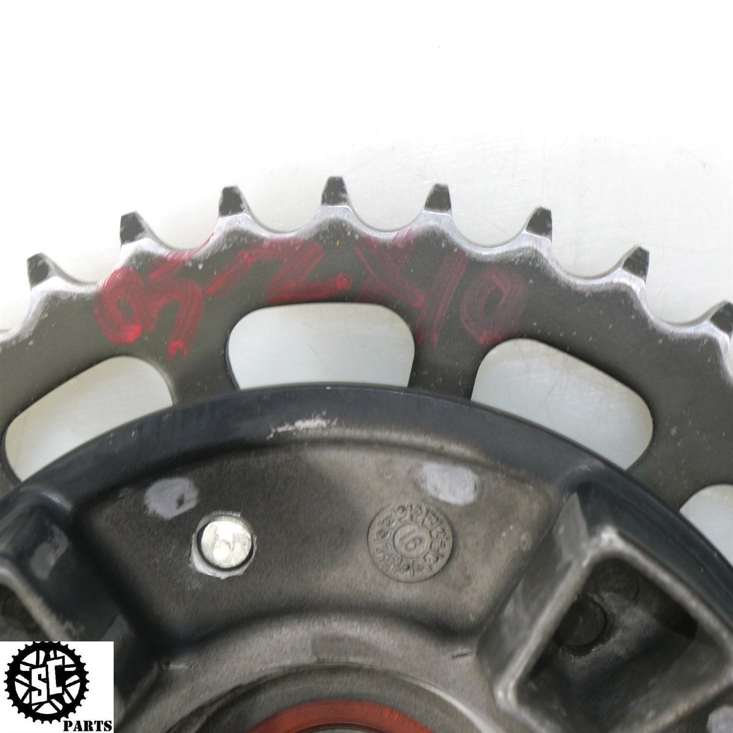 04 05 KAWASAKI NINJA ZX10R REAR WHEEL HUB SPROCKET 39T K11 - SALVAGECYCLEPARTS