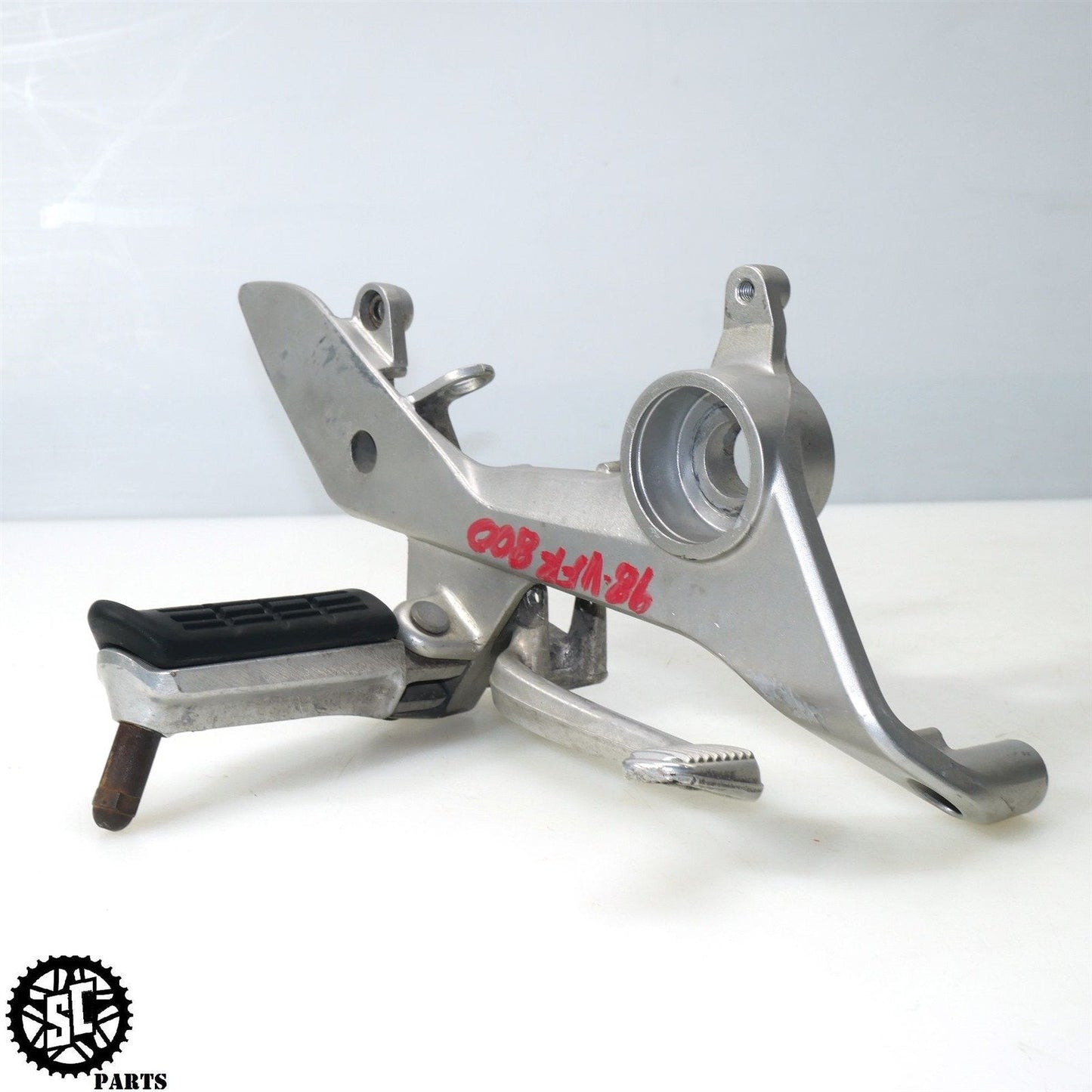 98 99 00 01 HONDA VFR800 RIGHT REARSET FRONT FOOT PEG BRAKE PEDAL H30