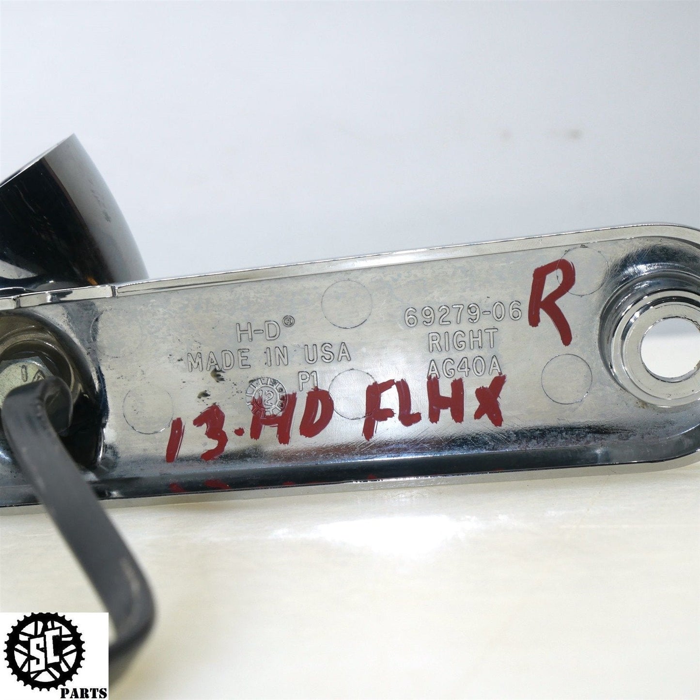 2013 HARLEY DAVIDSON STREET GLIDE FRONT RIGHT TURN SIGNAL BRACKET HD13