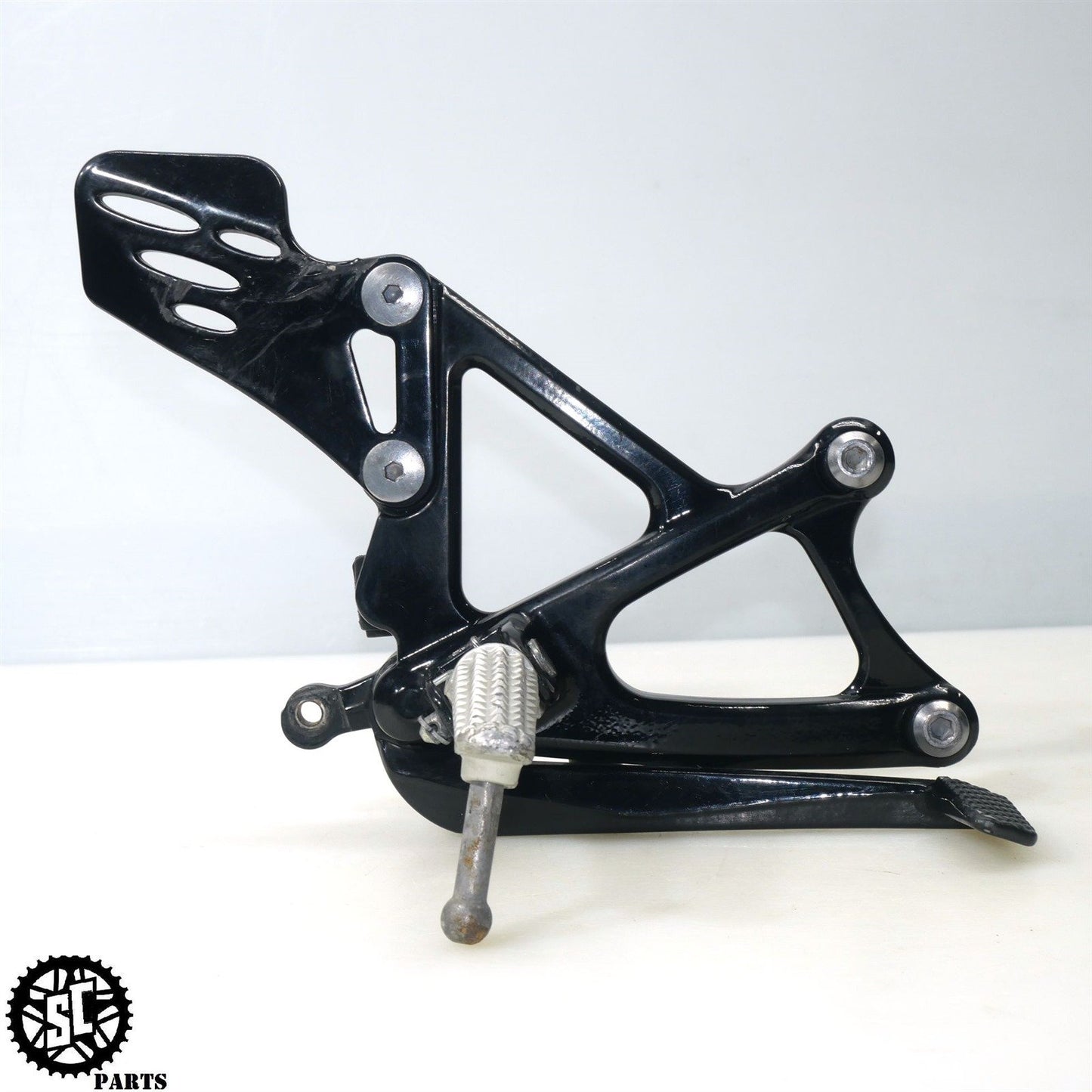 09-14 YAMAHA YZF R1 RIGHT REARSET FOOT REST Y39