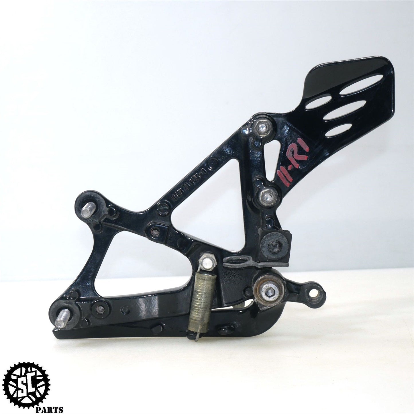 09-14 YAMAHA YZF R1 RIGHT REARSET FOOT REST Y39