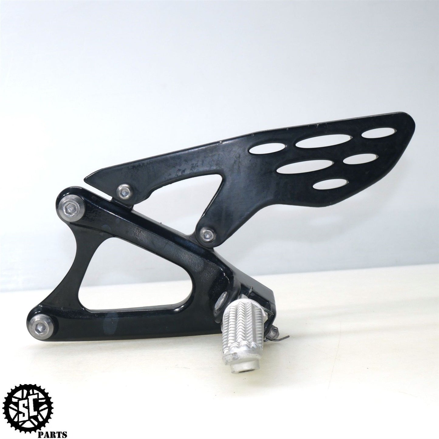 09-14 YAMAHA YZF R1 LEFT REARSET FOOT REST BRACKET Y39
