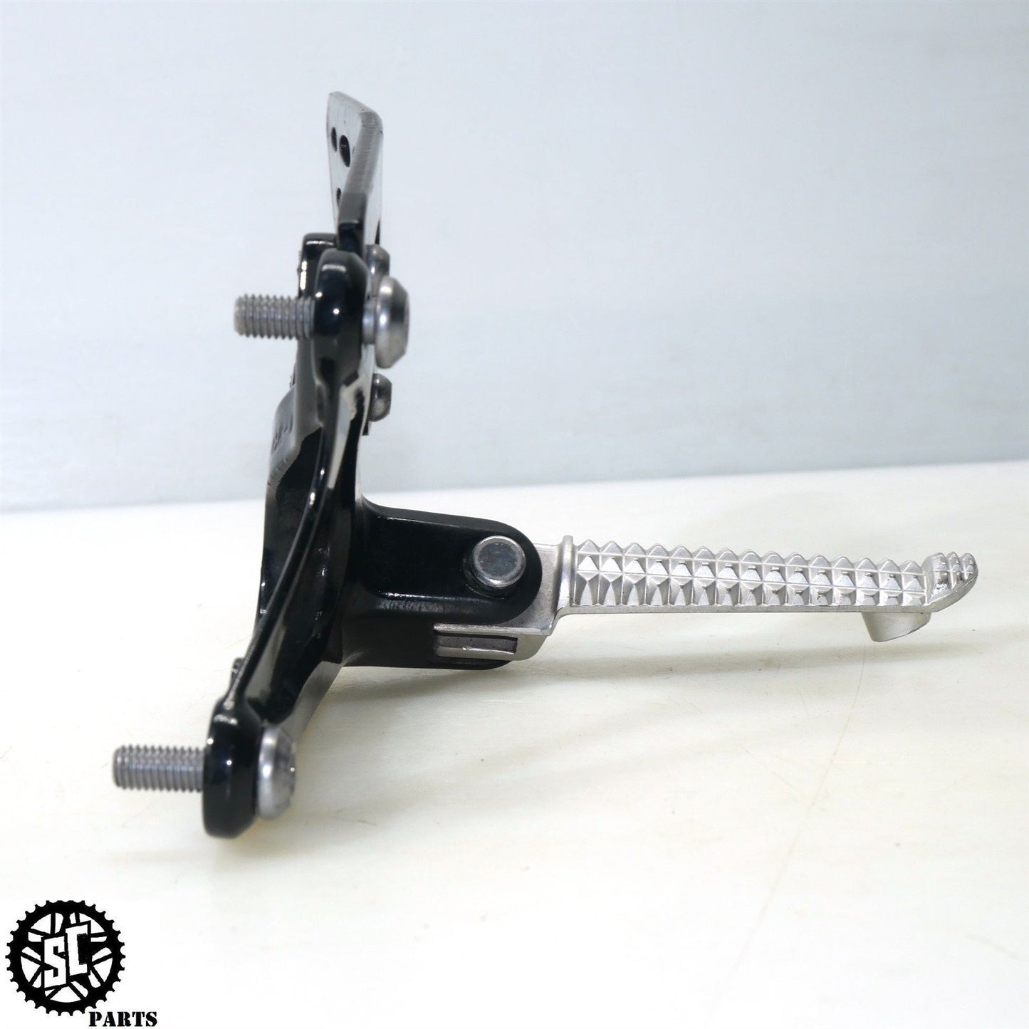 09-14 YAMAHA YZF R1 LEFT REARSET FOOT REST BRACKET Y39