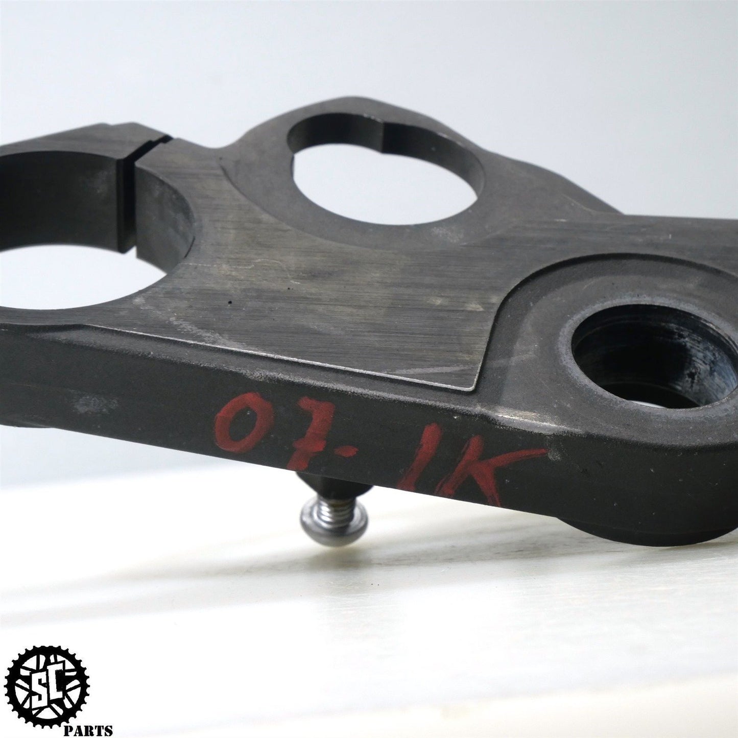07 08 SUZUKI GSXR 1000 UPPER TRIPLE TREE CLAMP S02