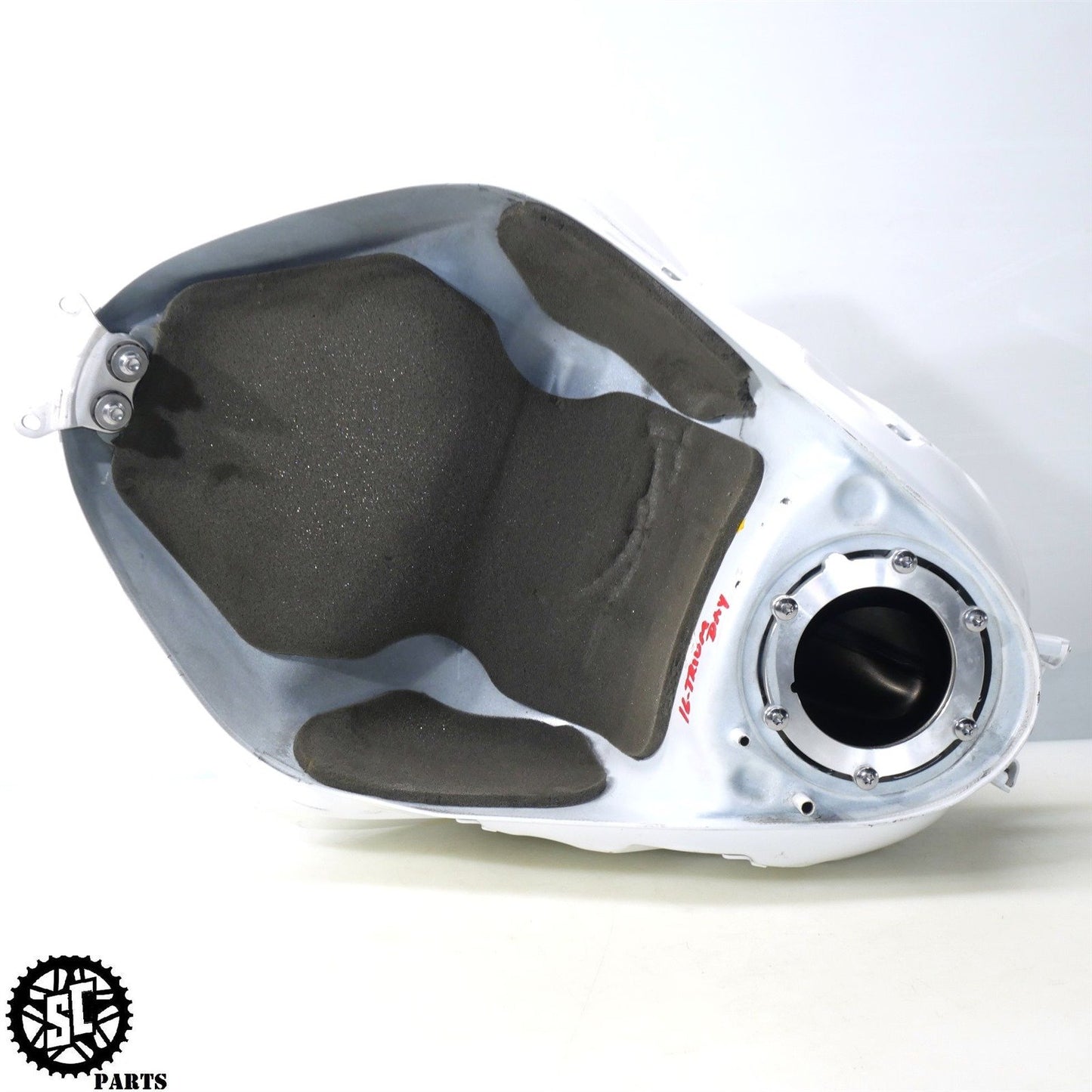 13-17 TRIUMPH DAYTONA 675 R FUEL GAS TANK T31