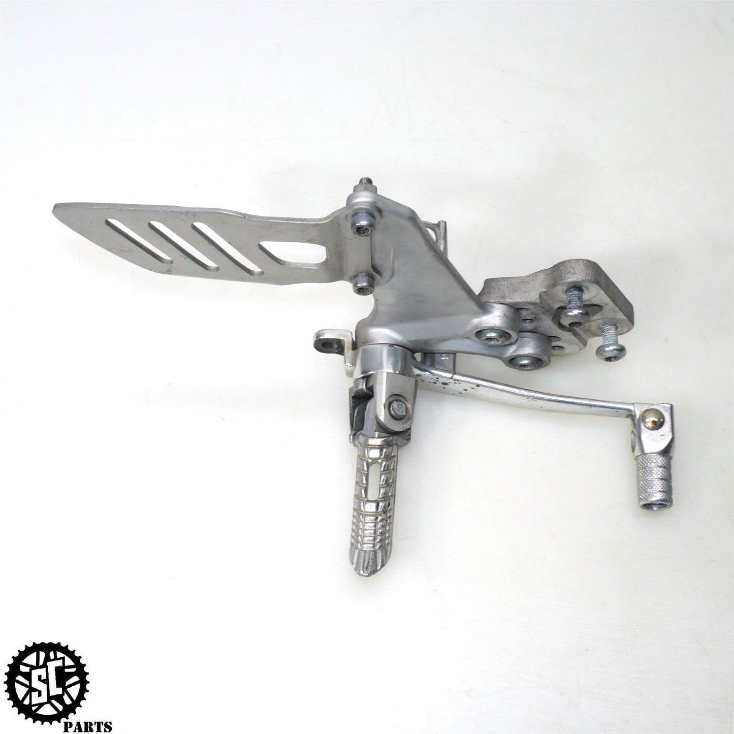 2008 SUZUKI GSXR 600 RIGHT REARSET PEG BRACKET BRAKE PEDAL S54