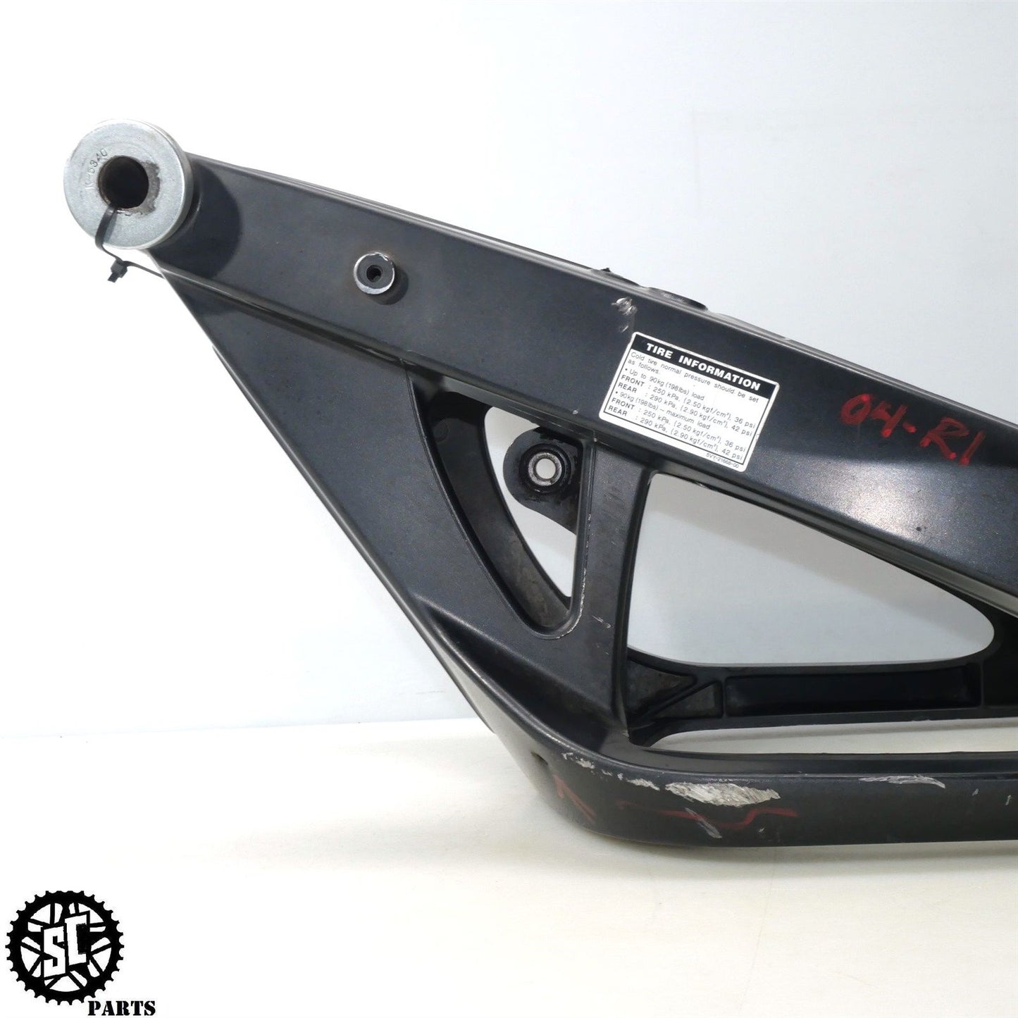 2004 05 06 YAMAHA YZF R1 REAR SWINGARM Y02