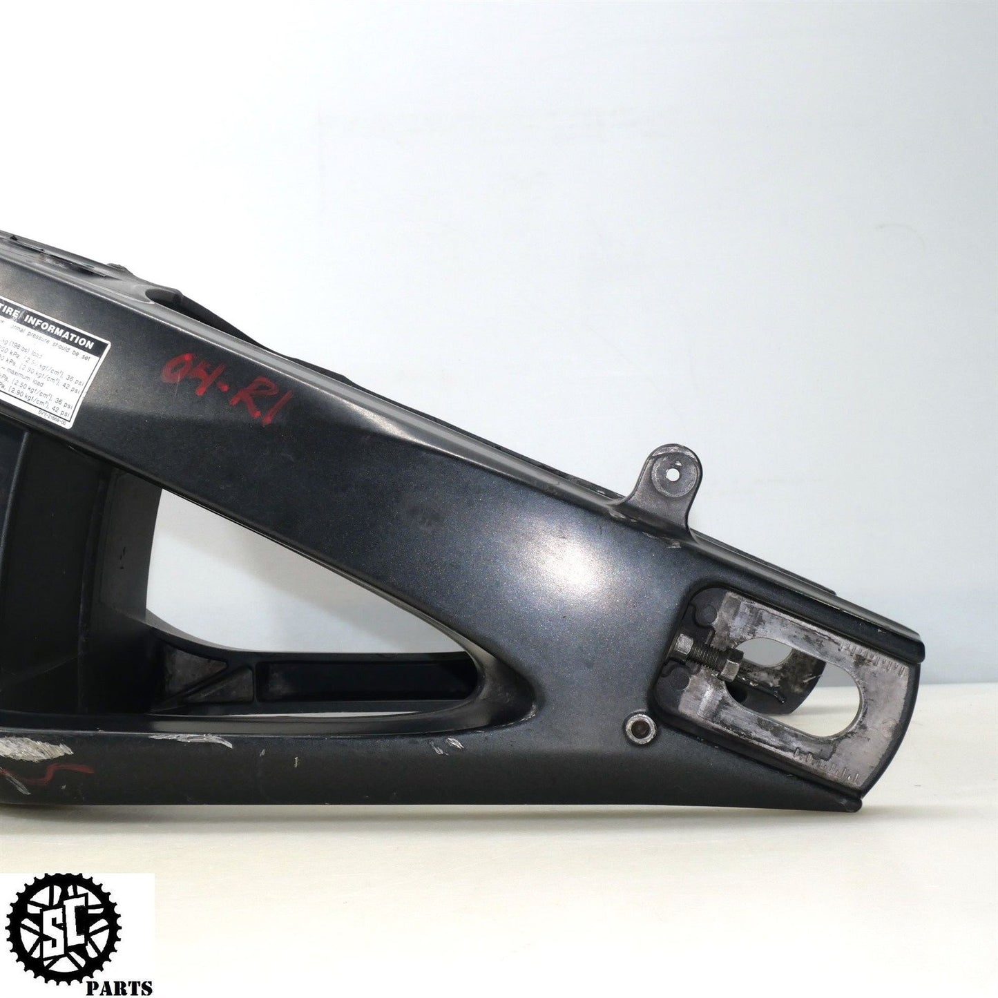 2004 05 06 YAMAHA YZF R1 REAR SWINGARM Y02