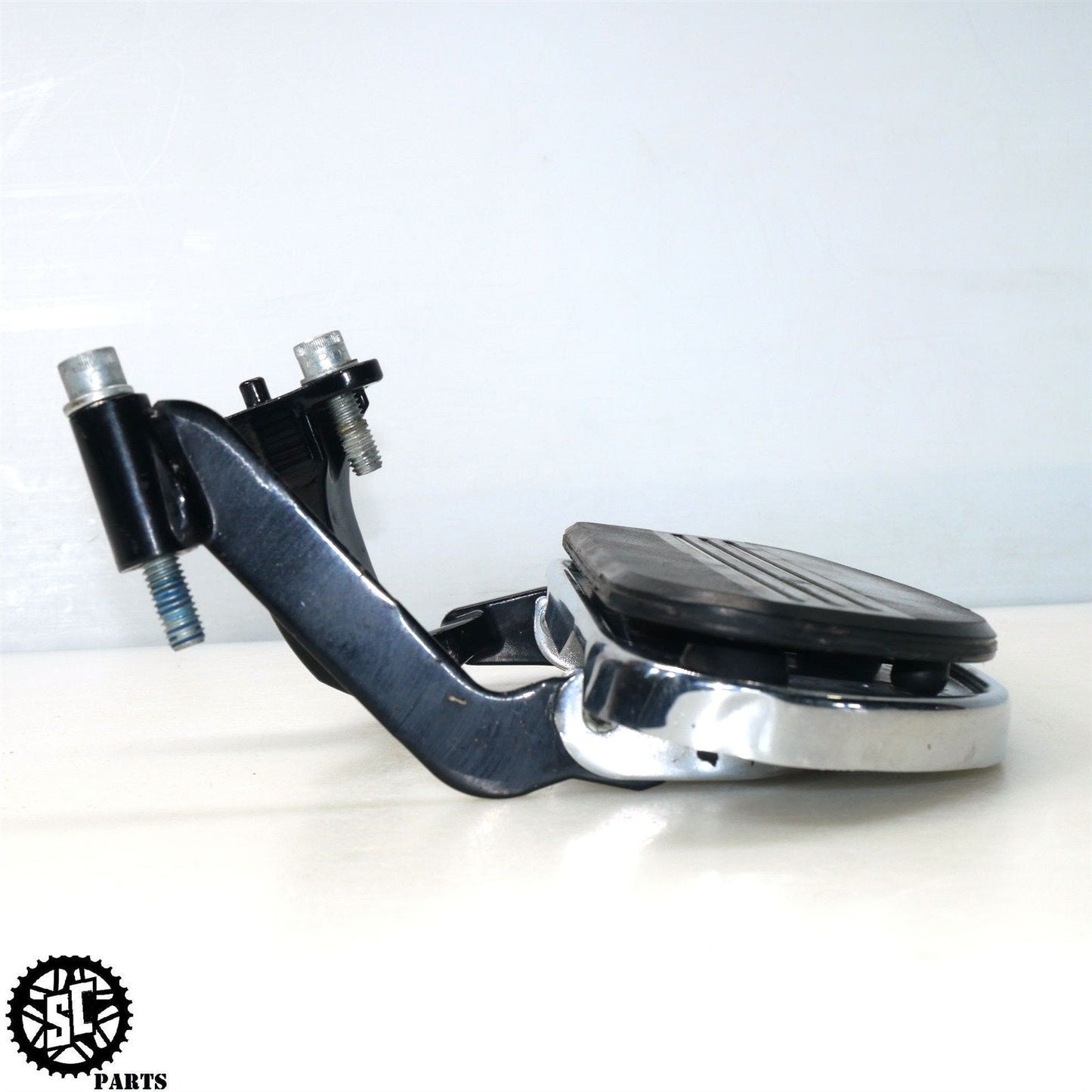 2023 HARLEY DAVIDSON ROAD GLIDE STREAMLINER LEFT FRONT FLOOR BOARD BRACKET HD47