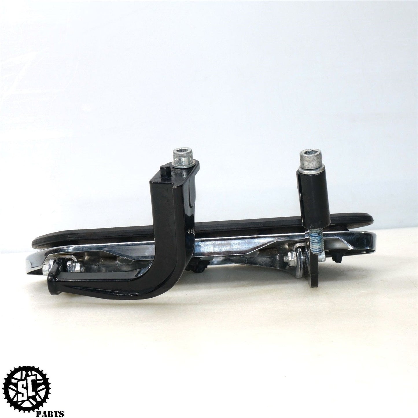 2023 HARLEY DAVIDSON ROAD GLIDE STREAMLINER LEFT FRONT FLOOR BOARD BRACKET HD47