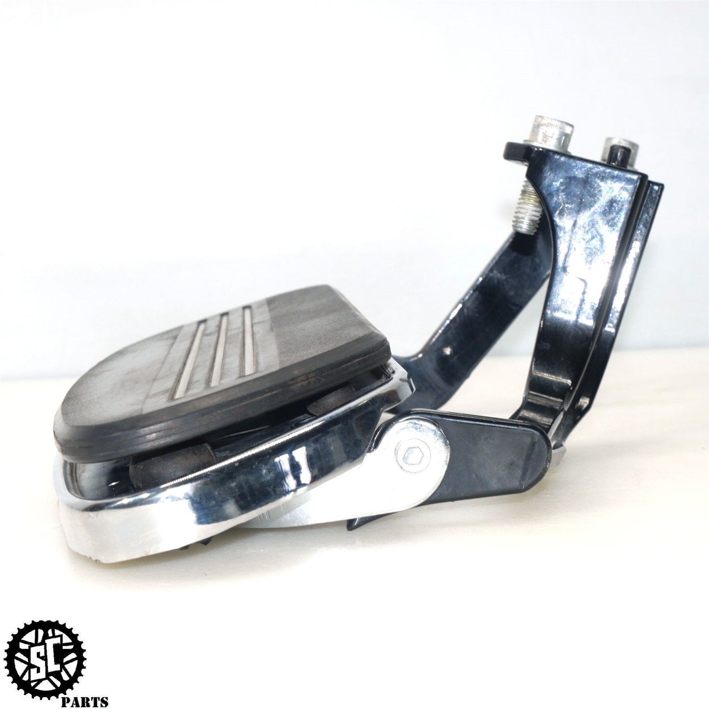 2023 HARLEY DAVIDSON ROAD GLIDE STREAMLINER LEFT FRONT FLOOR BOARD BRACKET HD47