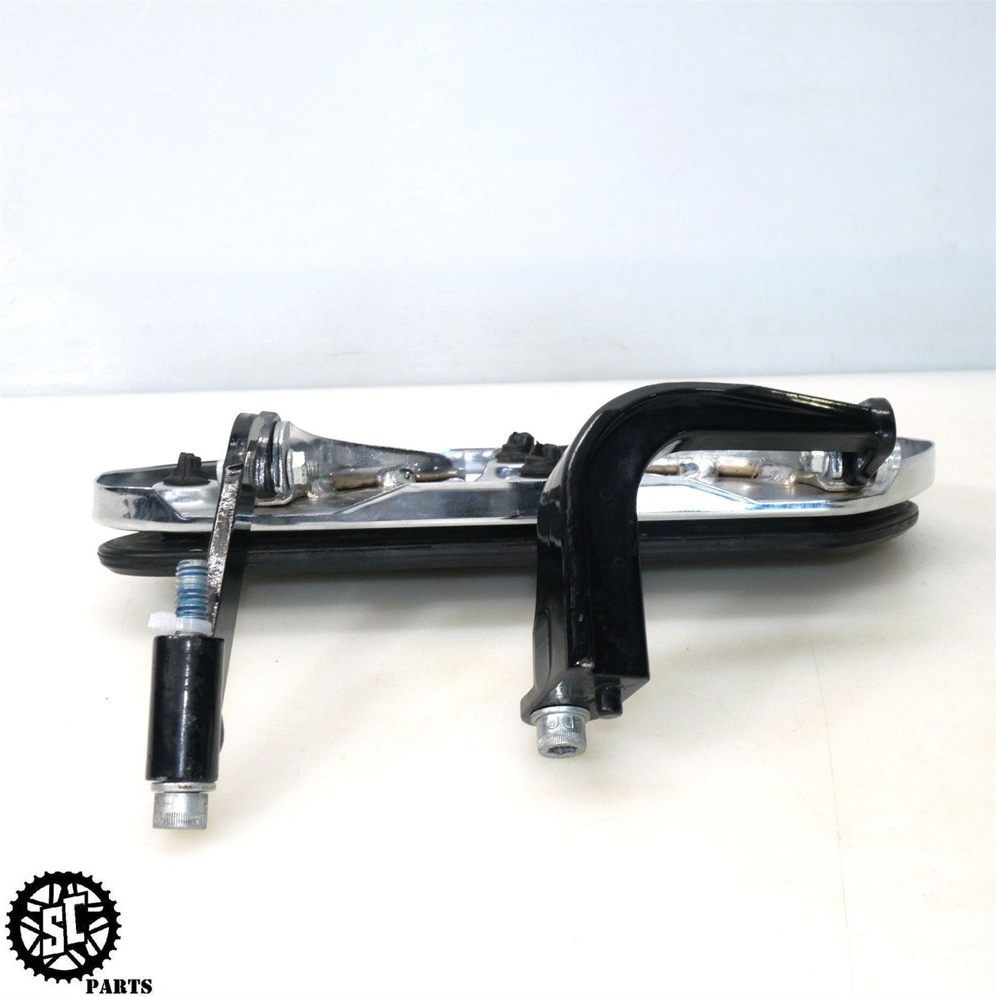 2023 HARLEY DAVIDSON ROAD GLIDE STREAMLINER LEFT FRONT FLOOR BOARD BRACKET HD47