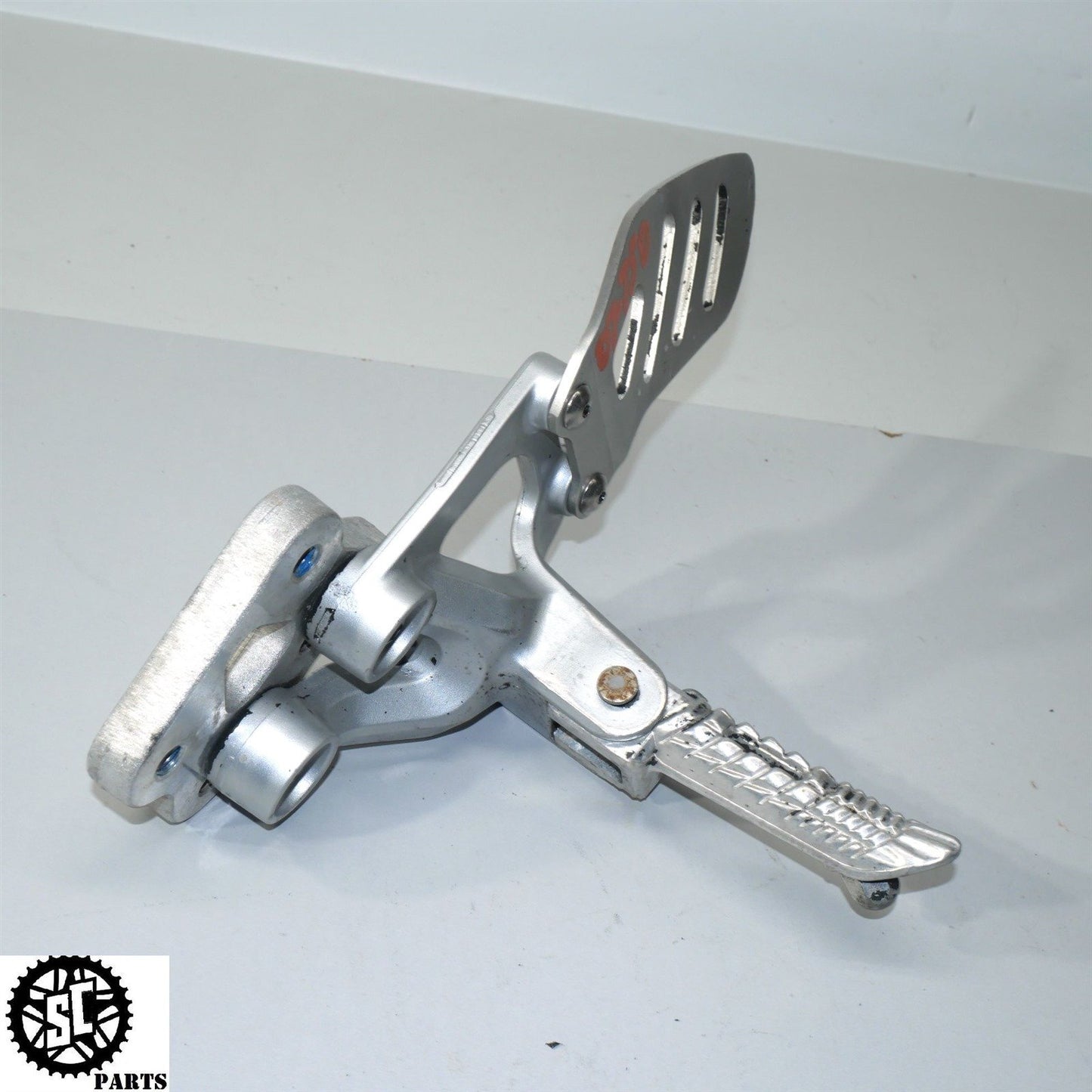 2007 SUZUKI GSXR 750 LEFT REARSET FRONT PEG BRACKET S45