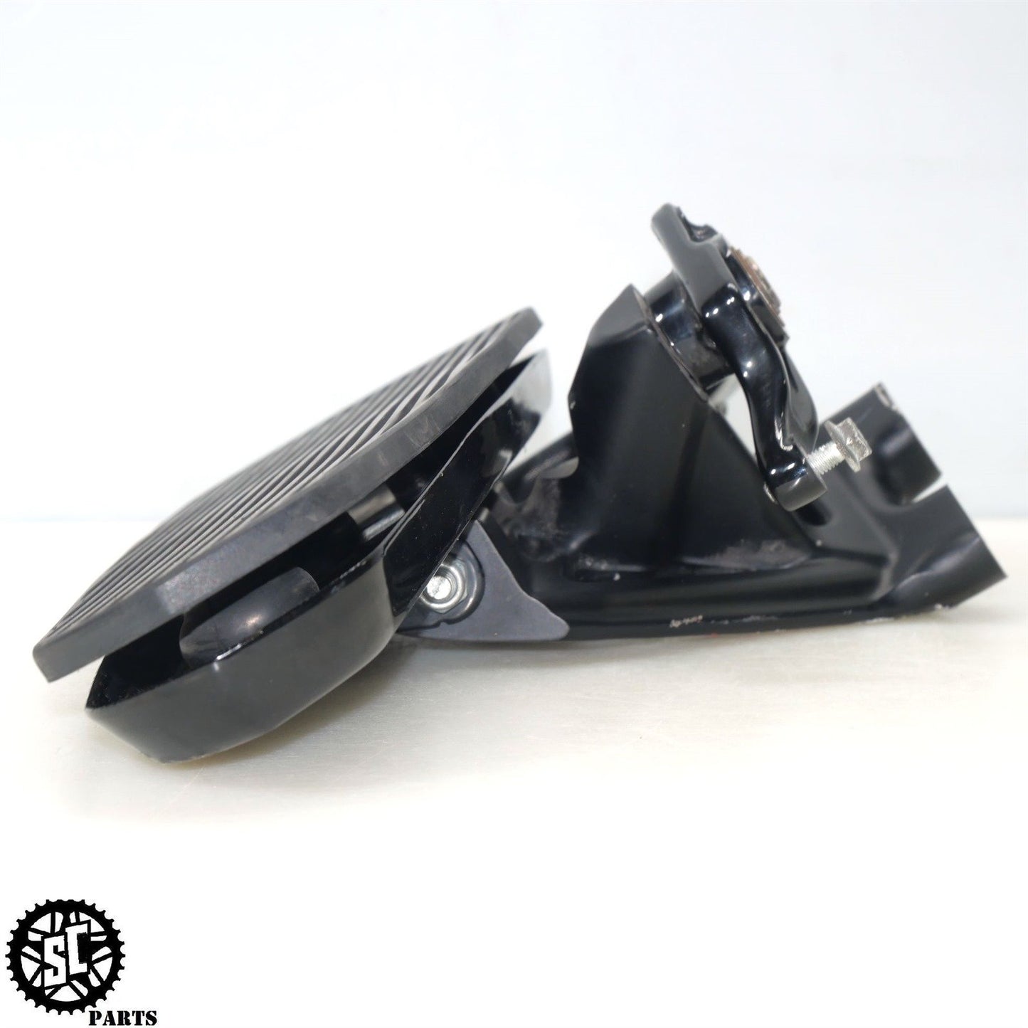 2023 20-24 INDIAN CHALLENGER LEFT FRONT FLOORBOARD BRACKET 5142112-463 HD54