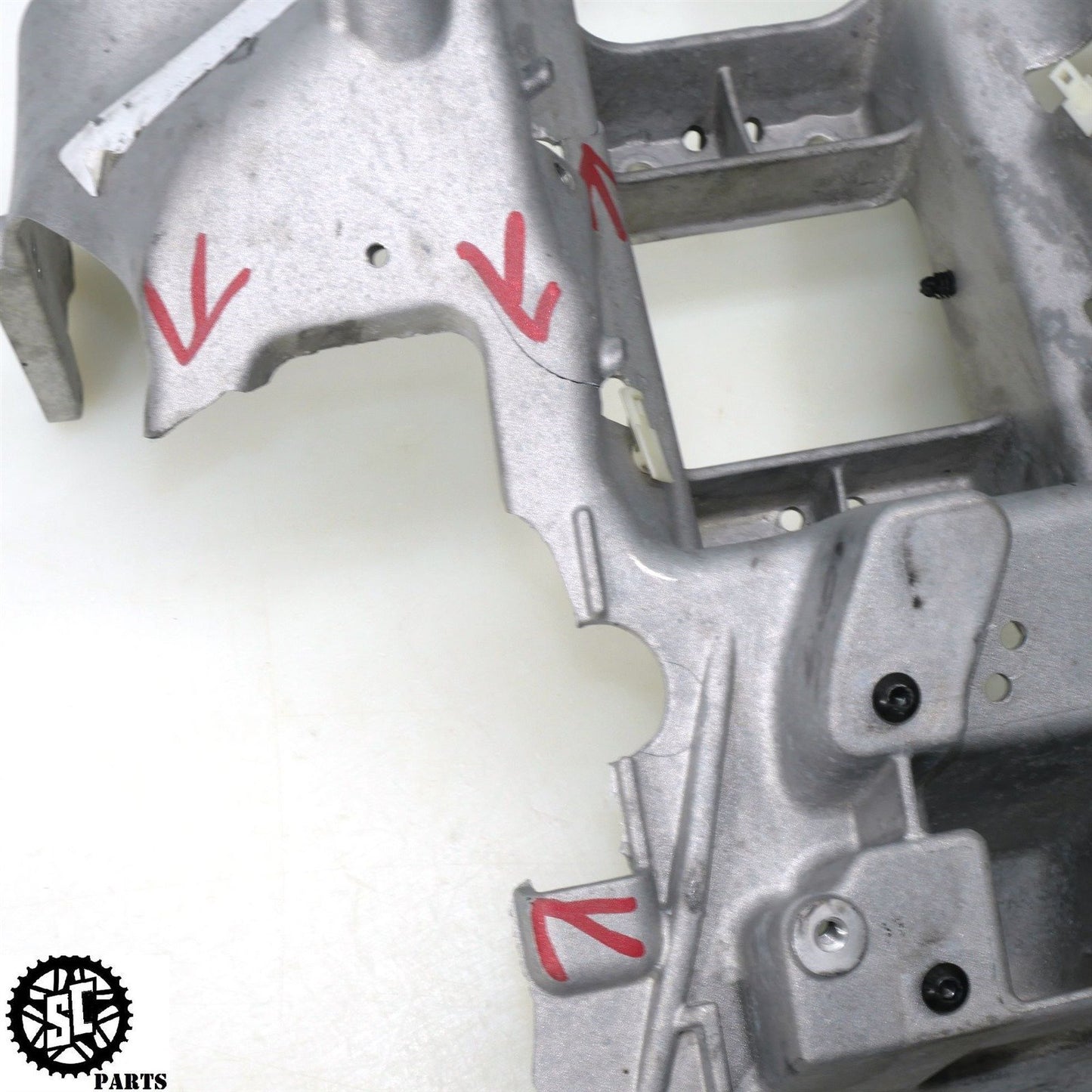 2023 20-24 INDIAN CHALLENGER FRONT UPPER FAIRING STAY BRACKET 5639343 HD54
