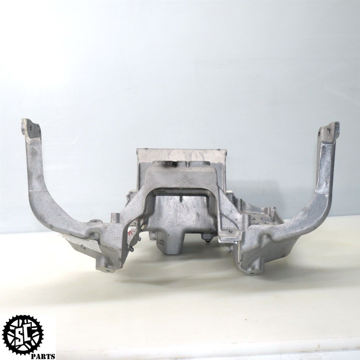 2023 20-24 INDIAN CHALLENGER FRONT UPPER FAIRING STAY BRACKET 5639343 HD54