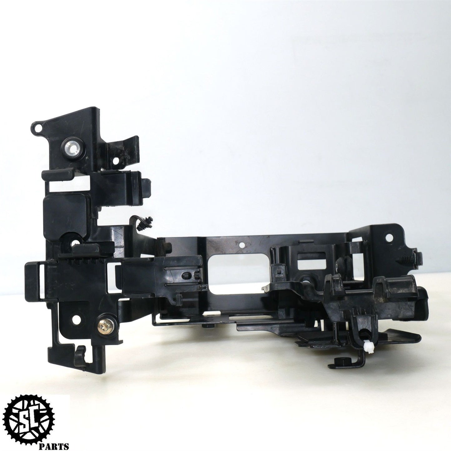 2023 20-24 INDIAN CHALLENGER ABS PUMP ECM MOUNT BRACKET 5522319 1026904-329 HD54