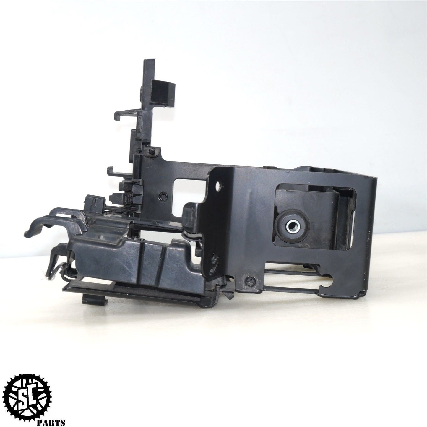 2023 20-24 INDIAN CHALLENGER ABS PUMP ECM MOUNT BRACKET 5522319 1026904-329 HD54