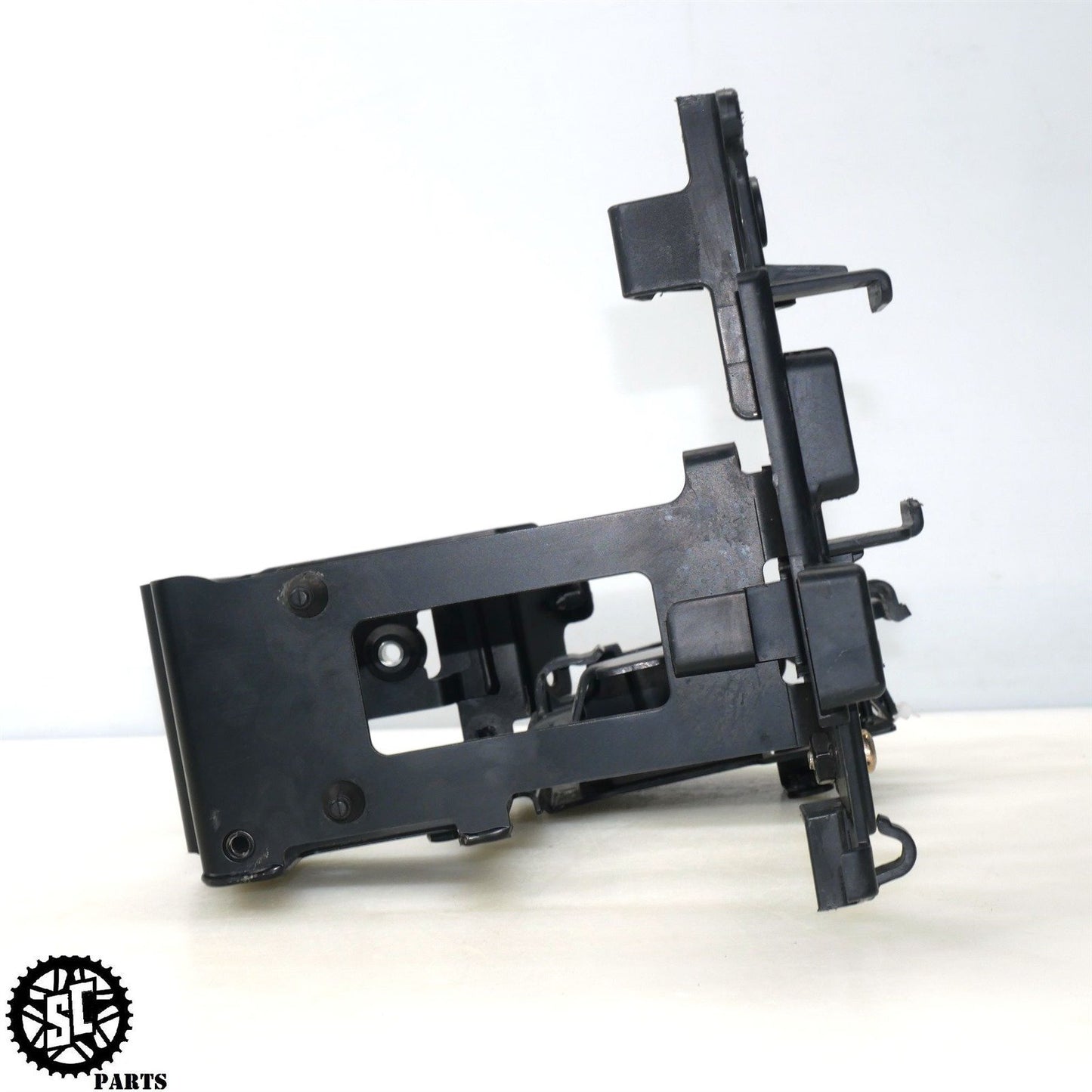 2023 20-24 INDIAN CHALLENGER ABS PUMP ECM MOUNT BRACKET 5522319 1026904-329 HD54