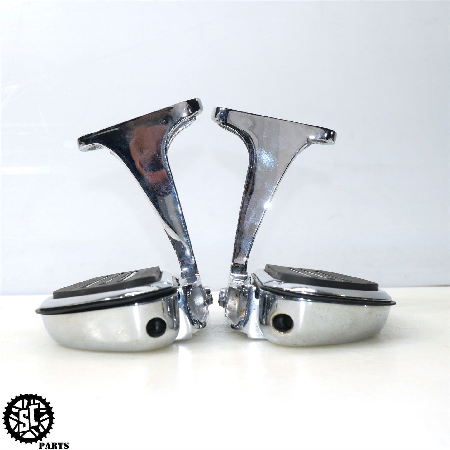 2019 HARLEY DAVIDSON ROAD GLIDE REAR PASSENGER FLOORBOARD BRACKET CHROME HD56