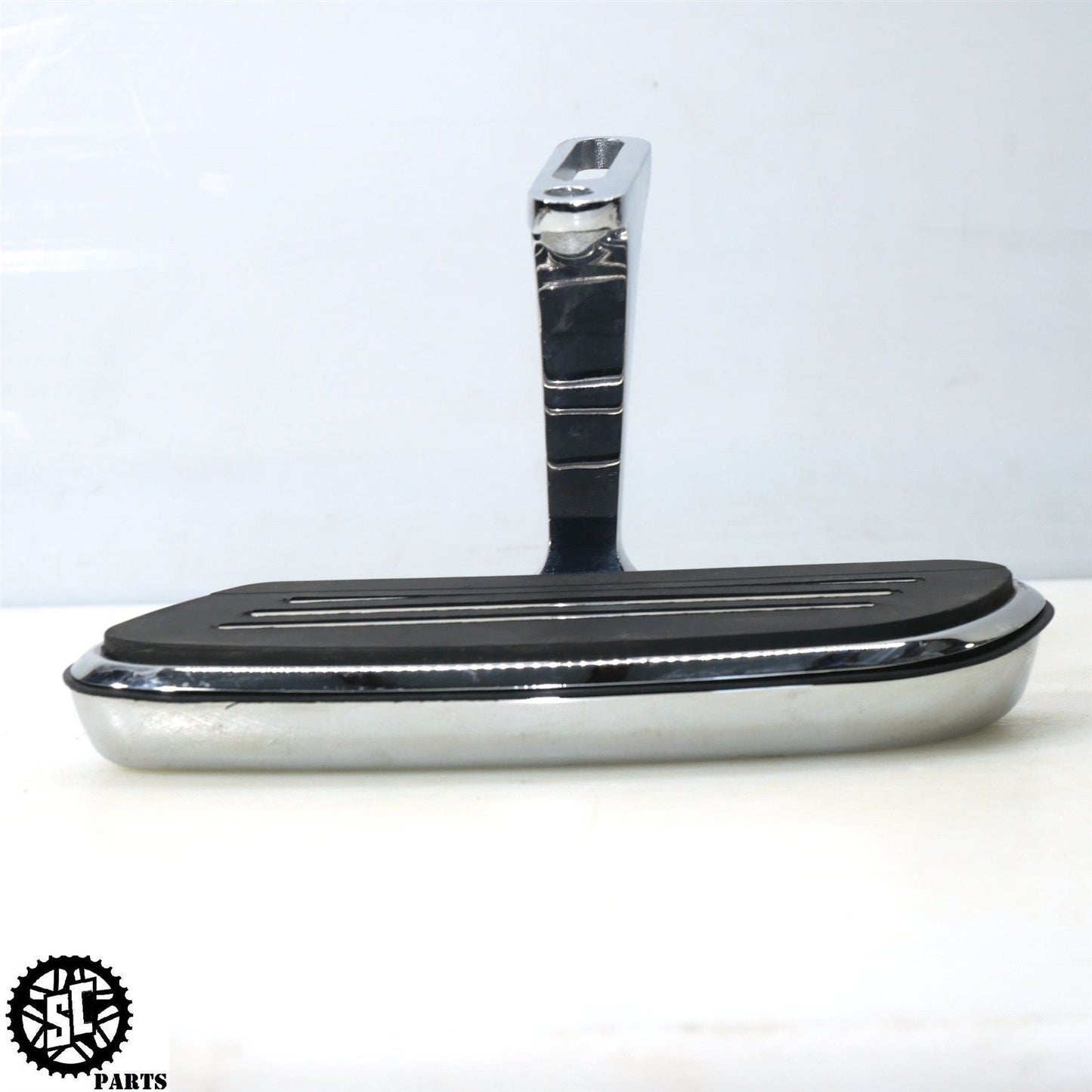 2019 HARLEY DAVIDSON ROAD GLIDE REAR PASSENGER FLOORBOARD BRACKET CHROME HD56