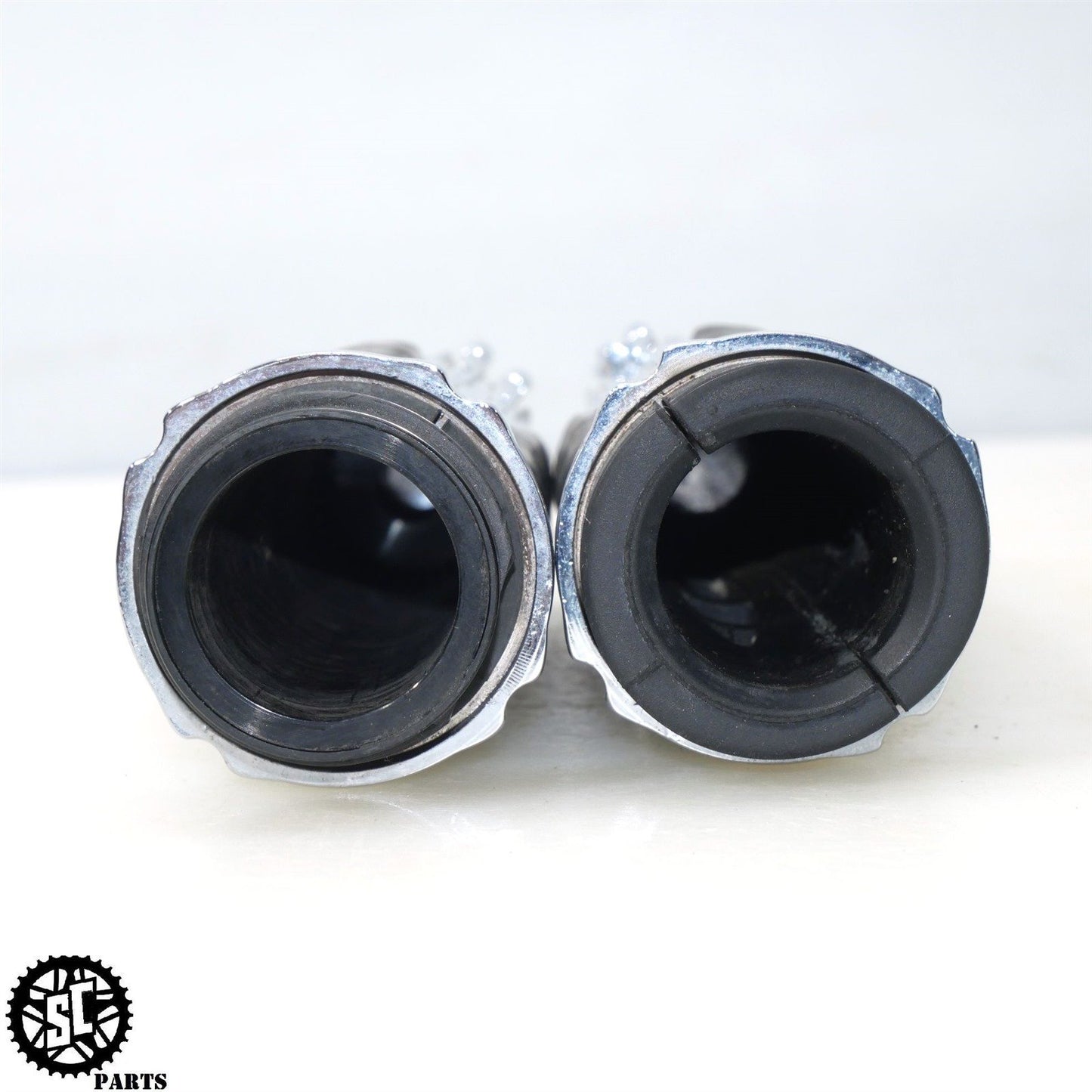 2009 HARLEY DAVIDSON STREET GLIDE Kuryakyn WIDOW GRIPS 6275 HD57