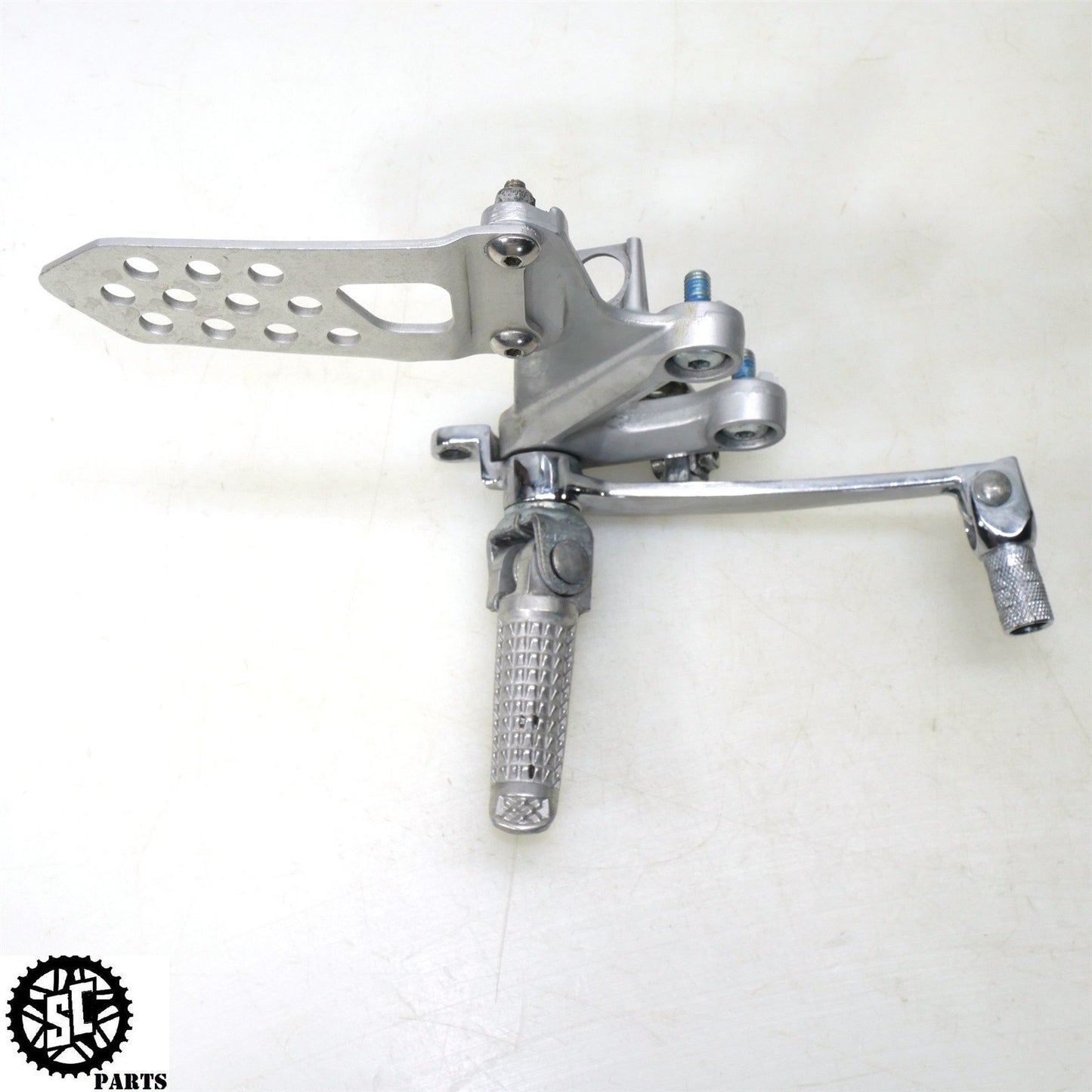 2004 2005 SUZUKI GSXR 600 RIGHT REARSET FOOT PEG BRACKET S51