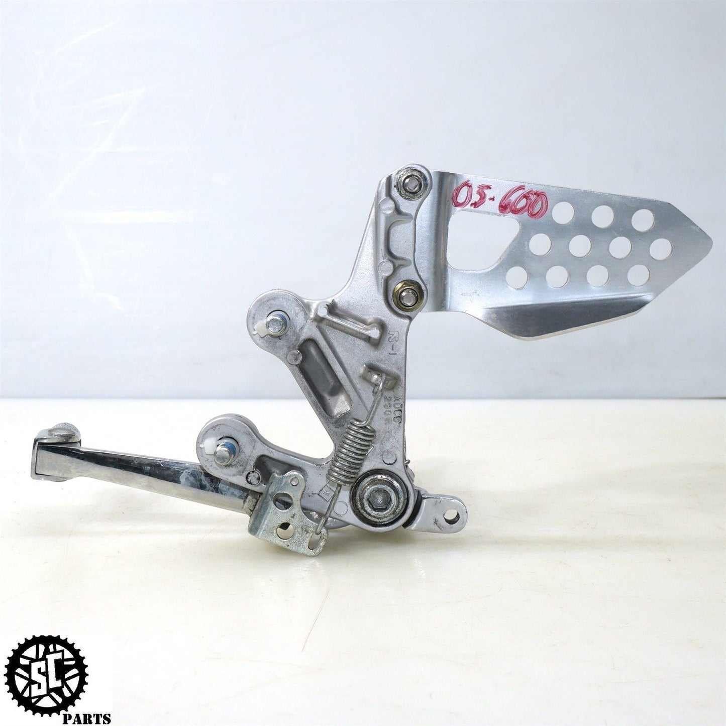 2004 2005 SUZUKI GSXR 600 RIGHT REARSET FOOT PEG BRACKET S51